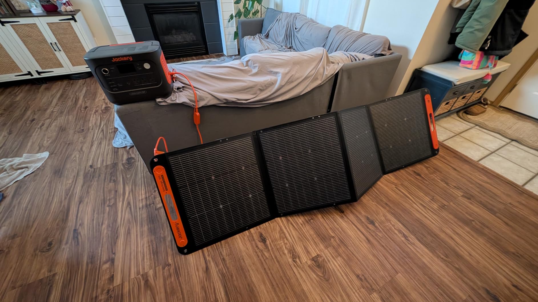 Jackery Solar Generator 1000 v2 with 200W Solar Panel,1070Wh Portable Power Station LiFePO4 Battery,1500W AC/100W USB-C Output, 1Hr Fast Charge for Outdoor,Off-Grid Living,RV,Emergency customer photo 1