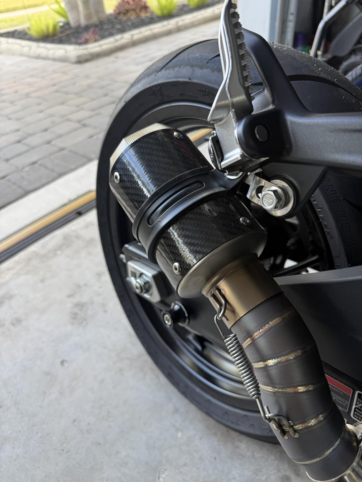 Motorcycle Exhaust, Slip-on Motorcycle Muffler, Carbon Fiber Slip on Exhaust Muffler, Fit for Z900 GSXR750 CBR650 and more, with Complete Accessories, Black customer photo 1