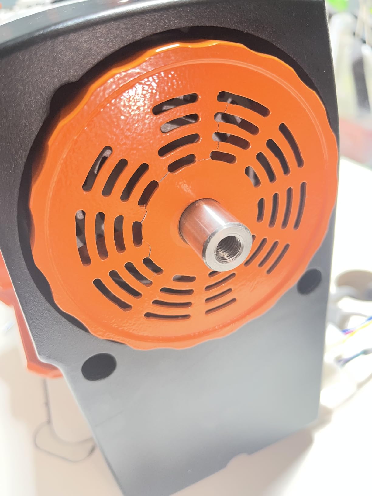 VEVOR Industrial Sewing Machine, 550W Servo Motor and Table Stand, 5000s.p.m Heavy-duty Lockstitch Sewing Machine customer photo 2