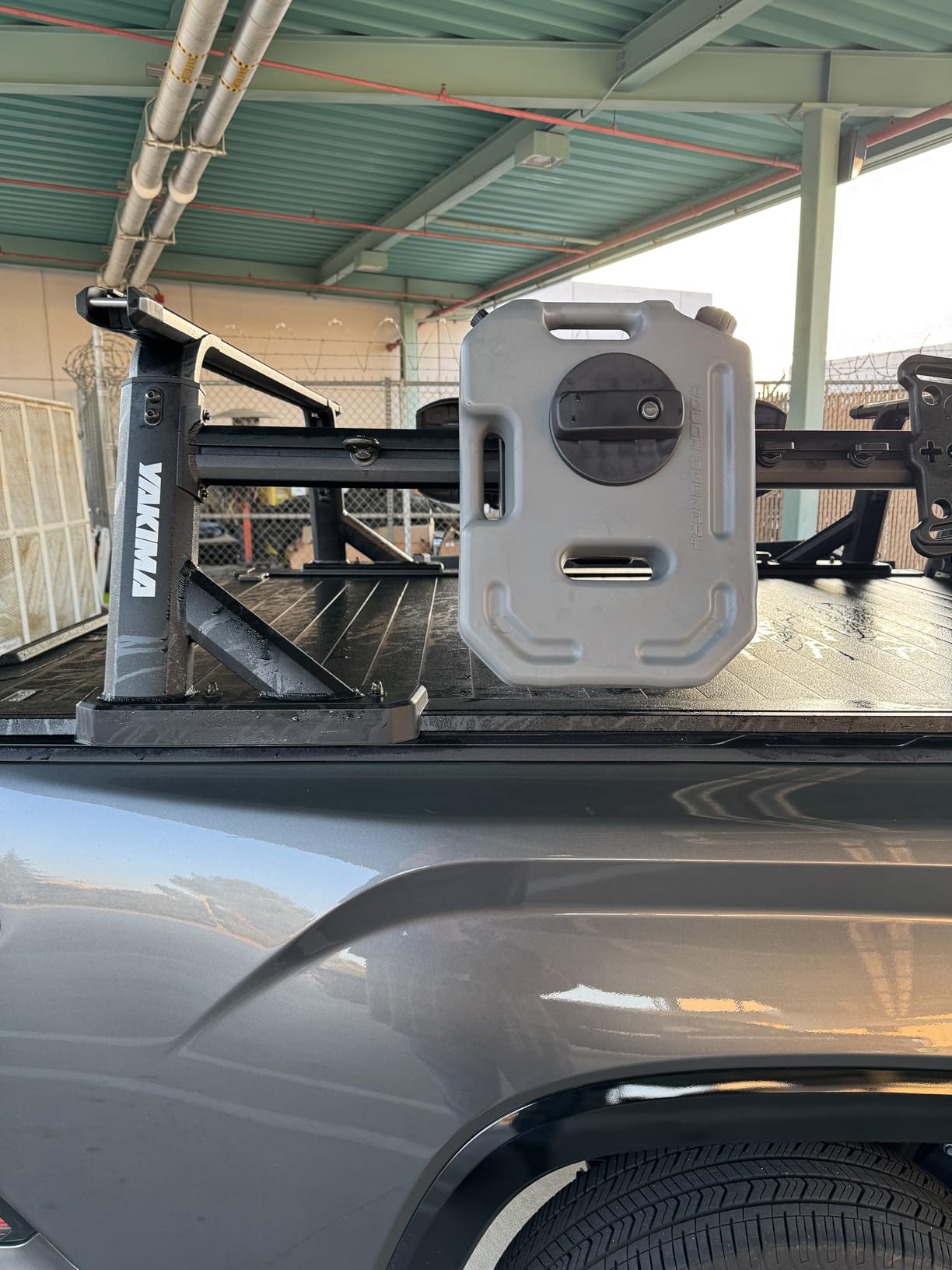 Rough Country 10L / 2.6 Gallon Flat Fluid Container w/Lockable Mount - Non-Potable Water & Utility Storage for Trucks, SUV, RV, UTV & Off-Road Vehicles, Gray customer photo 1