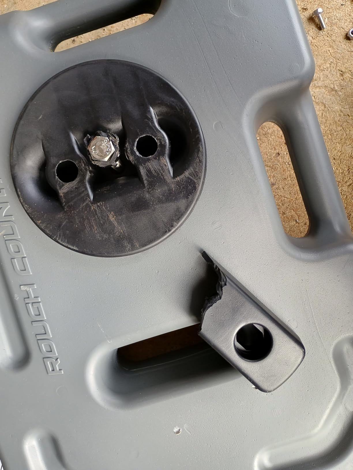 Rough Country 10L / 2.6 Gallon Flat Fluid Container w/Lockable Mount - Non-Potable Water & Utility Storage for Trucks, SUV, RV, UTV & Off-Road Vehicles, Gray customer photo 2