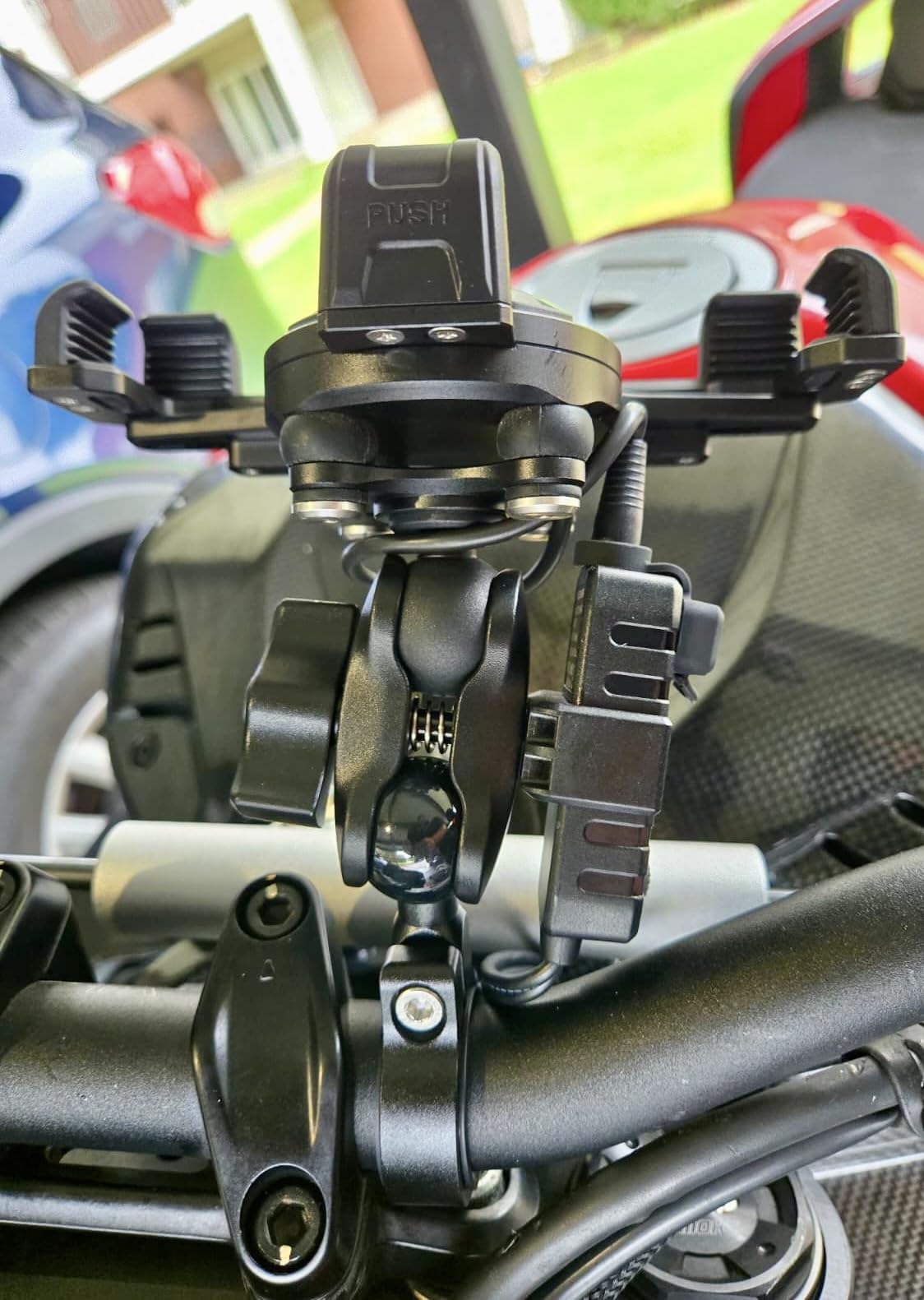 Kaedear Premium Motorcycle Phone Mount, Ql Wireless Charging, Aluminum, Anti-Vibrations, USB Charging, Quick Release Button, Durable, Anti-Theft Mount, Ultima Blade KDR-M27PA-BK (Black) customer photo 2