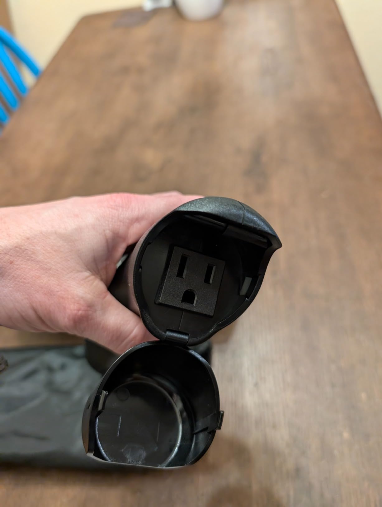 Portable V2L Adapter for Hyundai Ioniq 5, Hyundai Ioniq 6, Kia EV6, Power Your Devices by Using Your Car Battery, for Camping, Emergency Use customer photo 2