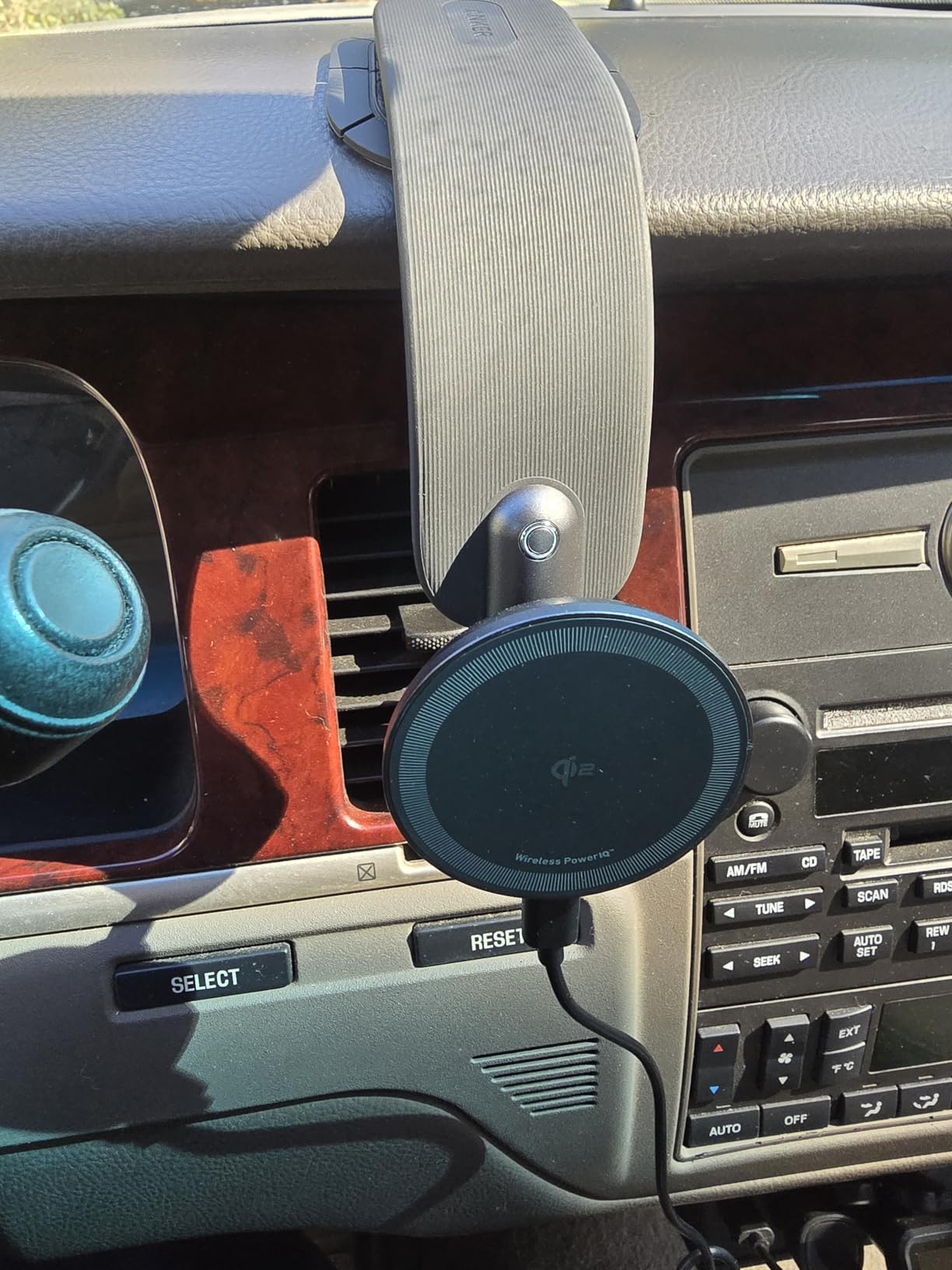 Anker Nano Magnetic Wireless Car Charger, 360° Adjustable Mount Car Charger with Detachable Pad, 15W Qi2 Certified with Alloy Bracket customer photo 2
