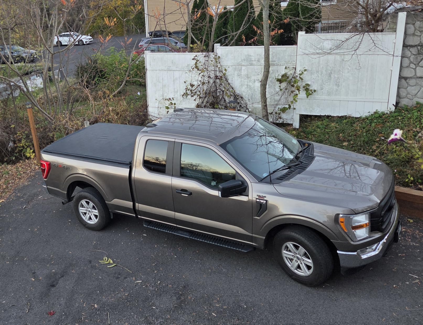 VEVOR Retractable Tonneau Cover, 5.5 ft Hard Retractable Tonneau Cover with Built-in Drainage Pipe for 2021-2024 Ford F-150 Crew Cab, Customized Design with Double-Lock & T-Slot customer photo 1