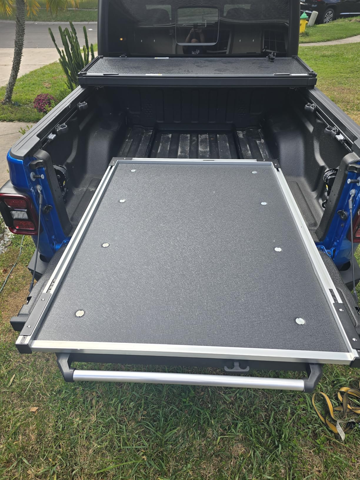 VEVOR Sliding Truck Bed Organizer, 65 x 48-Inch Heavy Duty Truck Bed Storage Drawer with 1000 lbs Capacity, Features 6 Movable Rings for Securing, 2-Postion Slide Out Tray for Pickup Trucks, Black customer photo 2