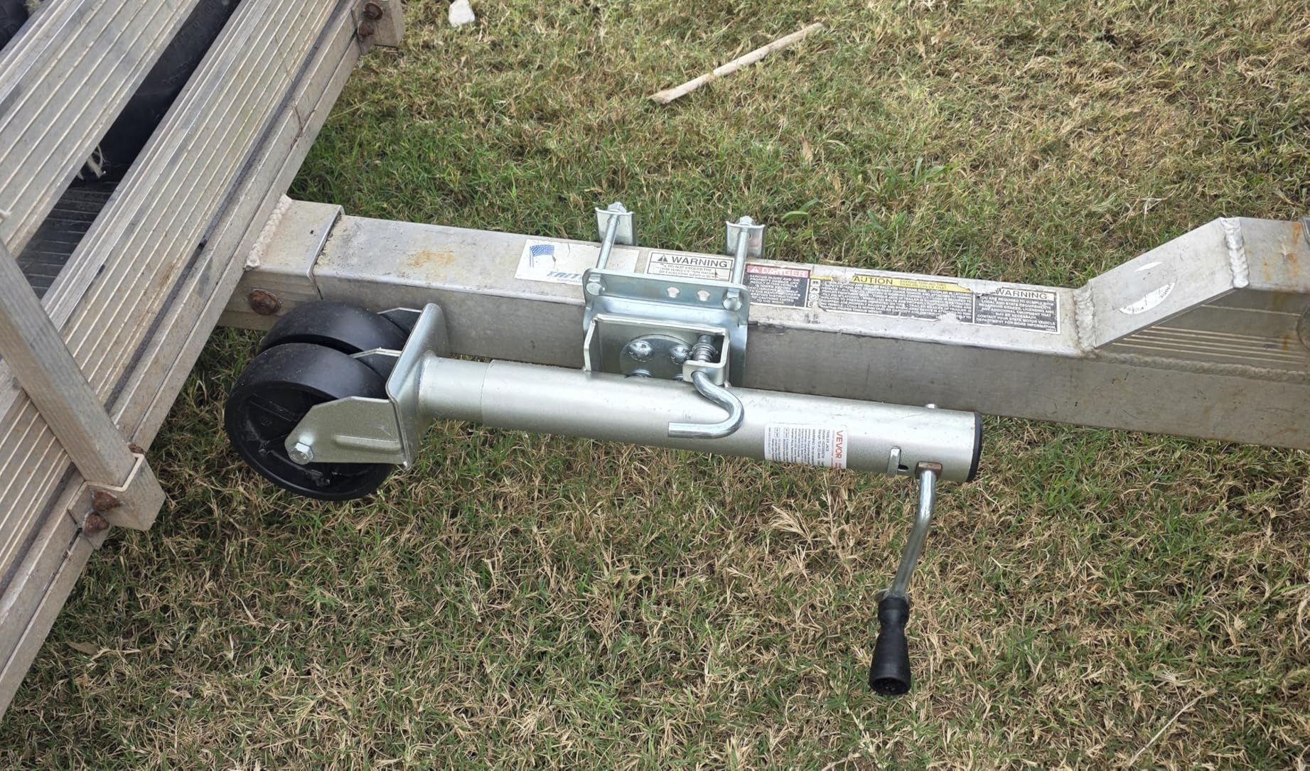 VEVOR Trailer Jack with Wheel, 2000 lbs Load Capacity, Heavy Duty Swivel Boat Trailer Jack with PP Single Wheel & Ergonomic Handle, 12-inch Lift, Fit for RVs, Boats, Horse Trailers, Utility Trailers customer photo 1