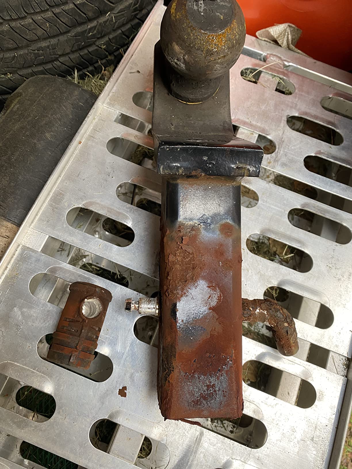 Master Lock Receiver Lock, 1/2 in. and 5/8 in. Swivel Head, Weather Resistant Trailer Coupler Locking Hitch Pin with Keys for Protecting Trailers, RVs, 2866DAT customer photo 1