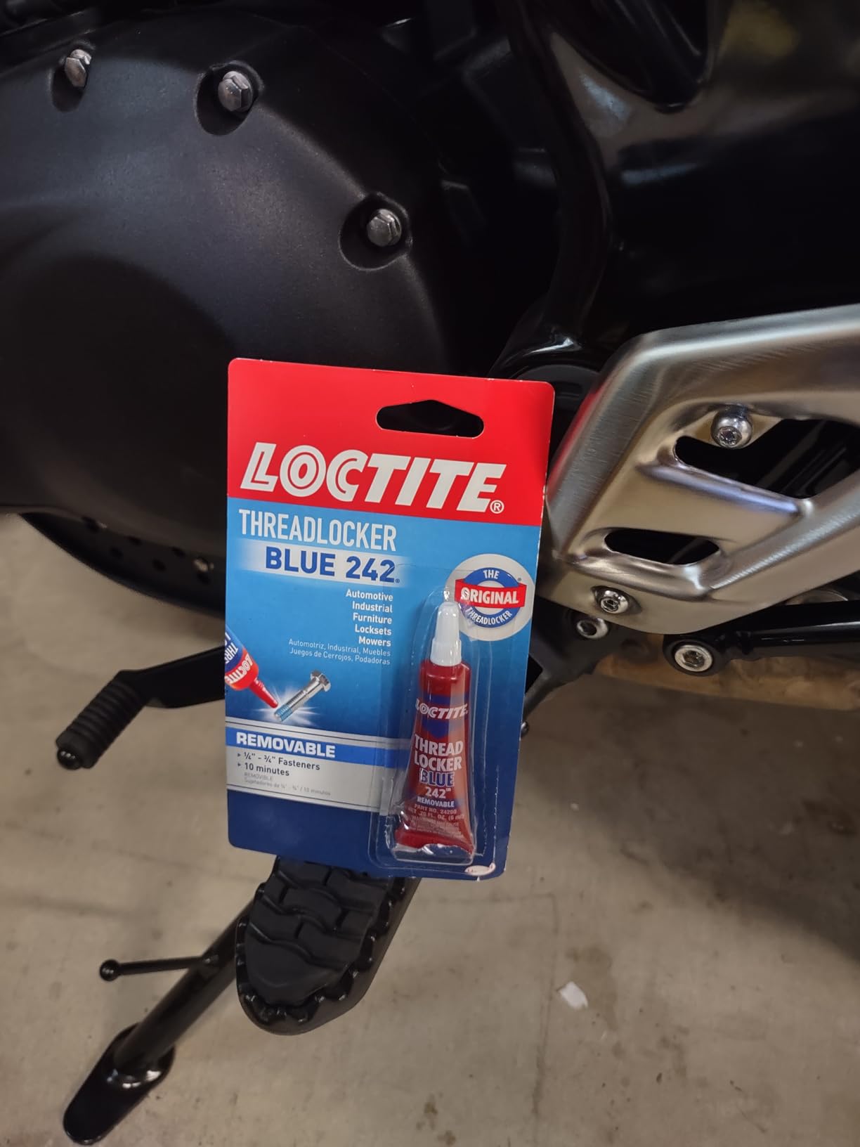 Loctite Threadlocker Blue 242 - Removable Thread Lock Glue for Nuts, Bolts, & Fasteners, Medium Strength Screw Glue to Prevent Loosening & Corrosion - 6 ml, 1 Pack customer photo 2