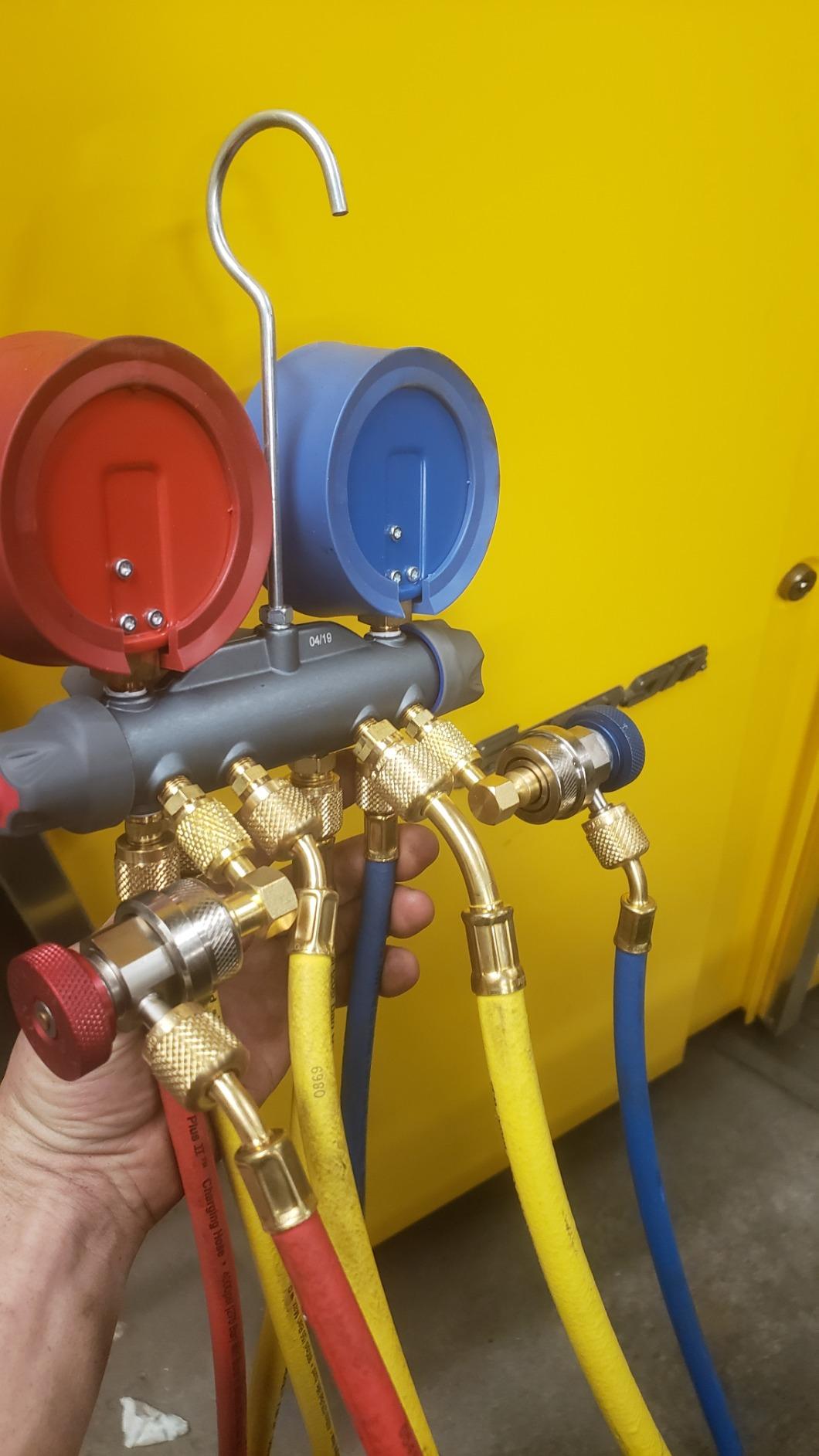 Yellow Jacket 49987 Titan 4-Valve Test and Charging Manifold Degrees F, psi Scale, R-22/134A/404A Refrigerant, Red/Blue Gauges customer photo 1