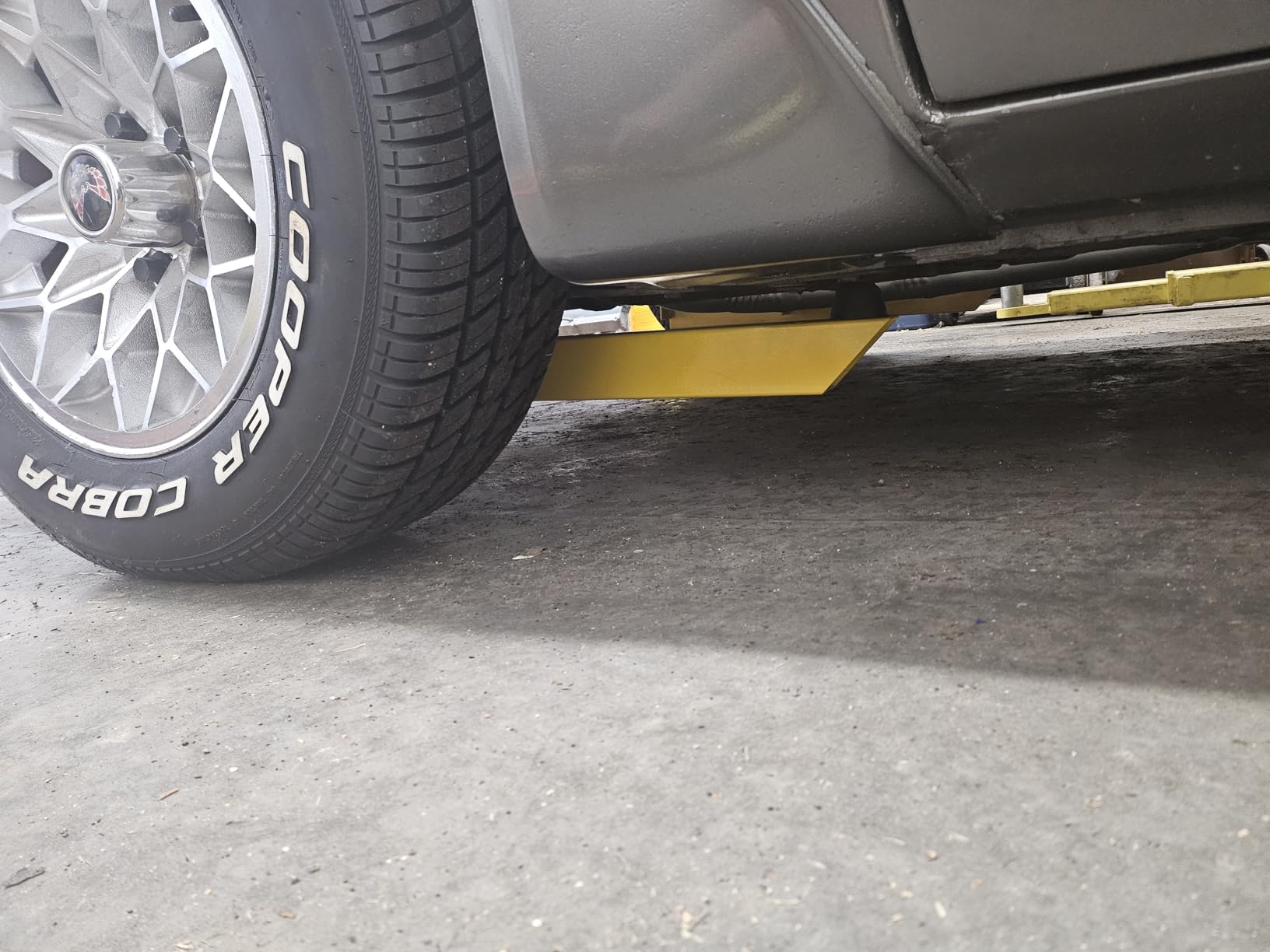 JEGS Universal Leaf Spring Traction Bars | Yellow Powder Coat Finish | 1 Pair Per Package | Rubber Snubbers | Includes Mounting Hardware customer photo 1