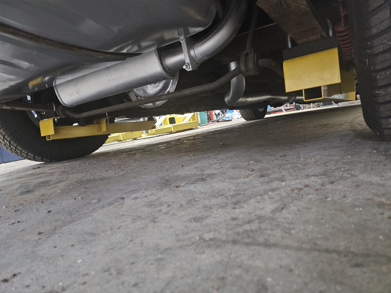 JEGS Universal Leaf Spring Traction Bars | Yellow Powder Coat Finish | 1 Pair Per Package | Rubber Snubbers | Includes Mounting Hardware customer photo 2