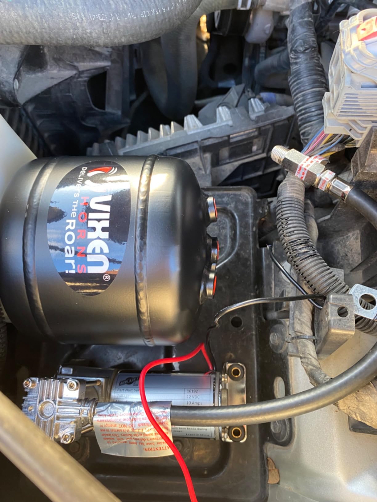 Vixen Horns 2.5 Gallon (9.5 Liter) 7 Ports Train/Air Horn Tank System/Kit 200 PSI with Gauge,Pressure Switch,Drain and Safety Valve,Compression Fitting,Male Plug,Hose,Thread Sealant VXT2500 customer photo 1