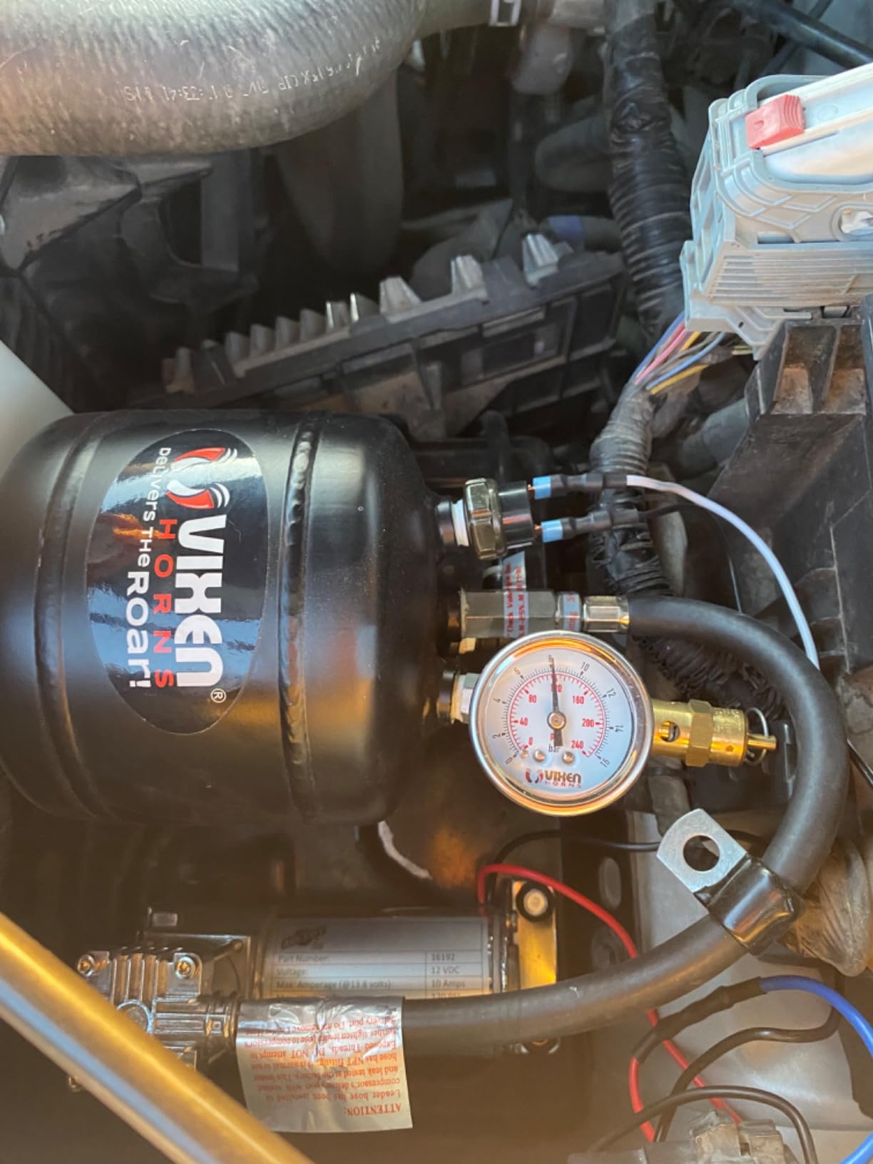 Vixen Horns 2.5 Gallon (9.5 Liter) 7 Ports Train/Air Horn Tank System/Kit 200 PSI with Gauge,Pressure Switch,Drain and Safety Valve,Compression Fitting,Male Plug,Hose,Thread Sealant VXT2500 customer photo 2