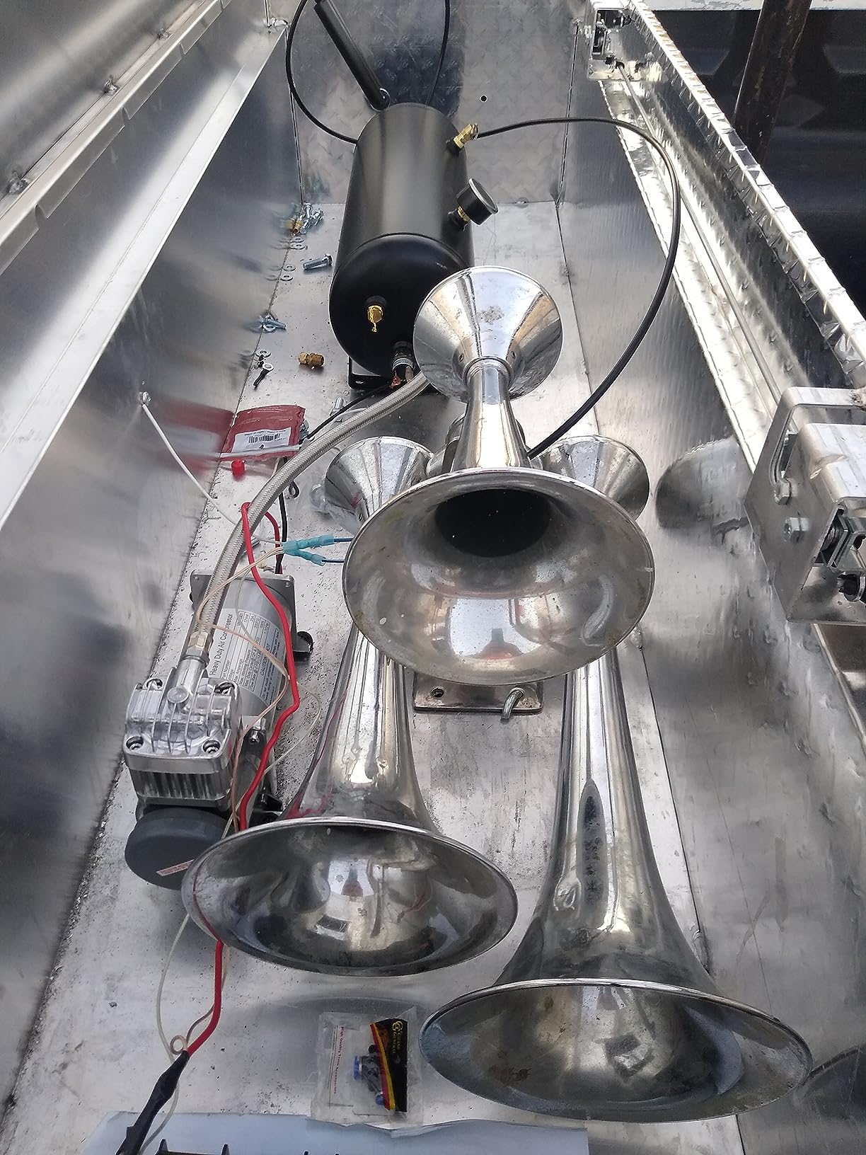 Vixen Horns 2.5 Gallon (9.5 Liter) Train/Air Horn Tank with 200 PSI Compressor Onboard System/Kit 12V VXO8325 customer photo 1