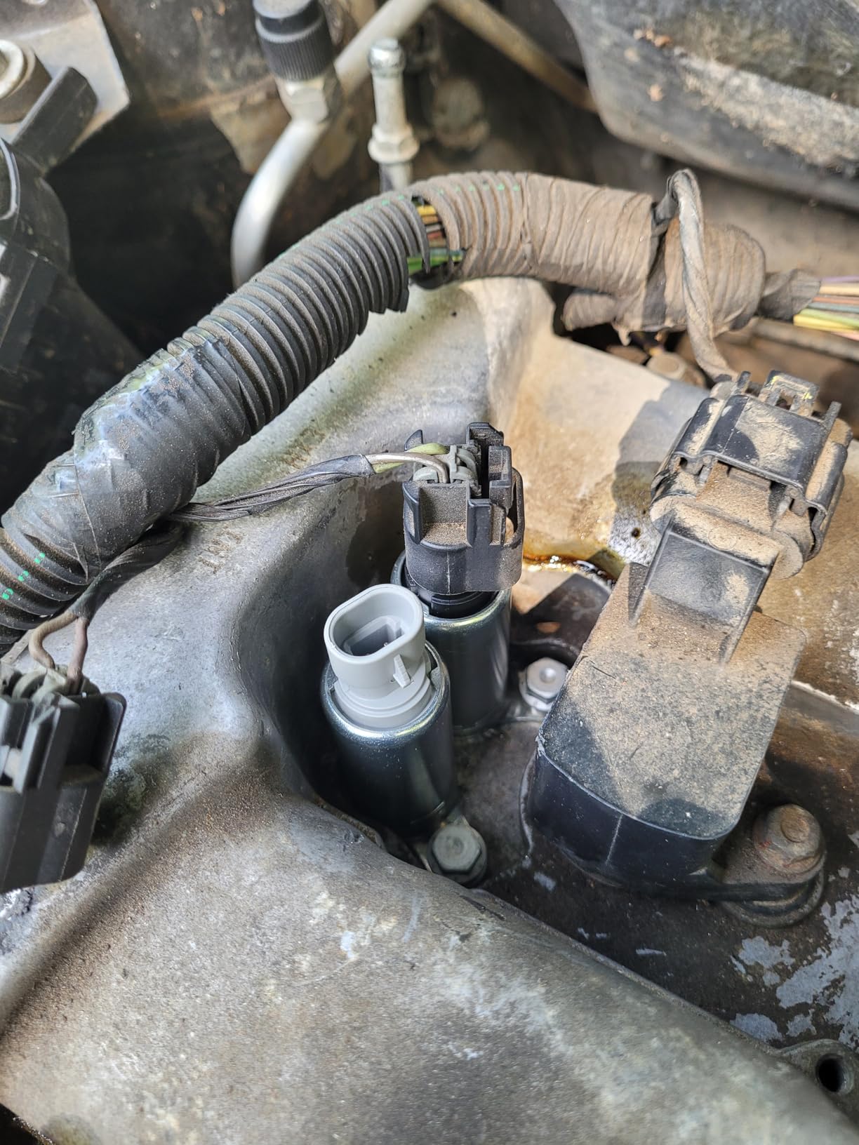 Exhaust Camshaft Position Actuator Solenoid - Variable Valve VVT - Replaces 12615873, 12602516, 917010 - Compatible with Chevy, Buick, GMC Vehicles customer photo 1