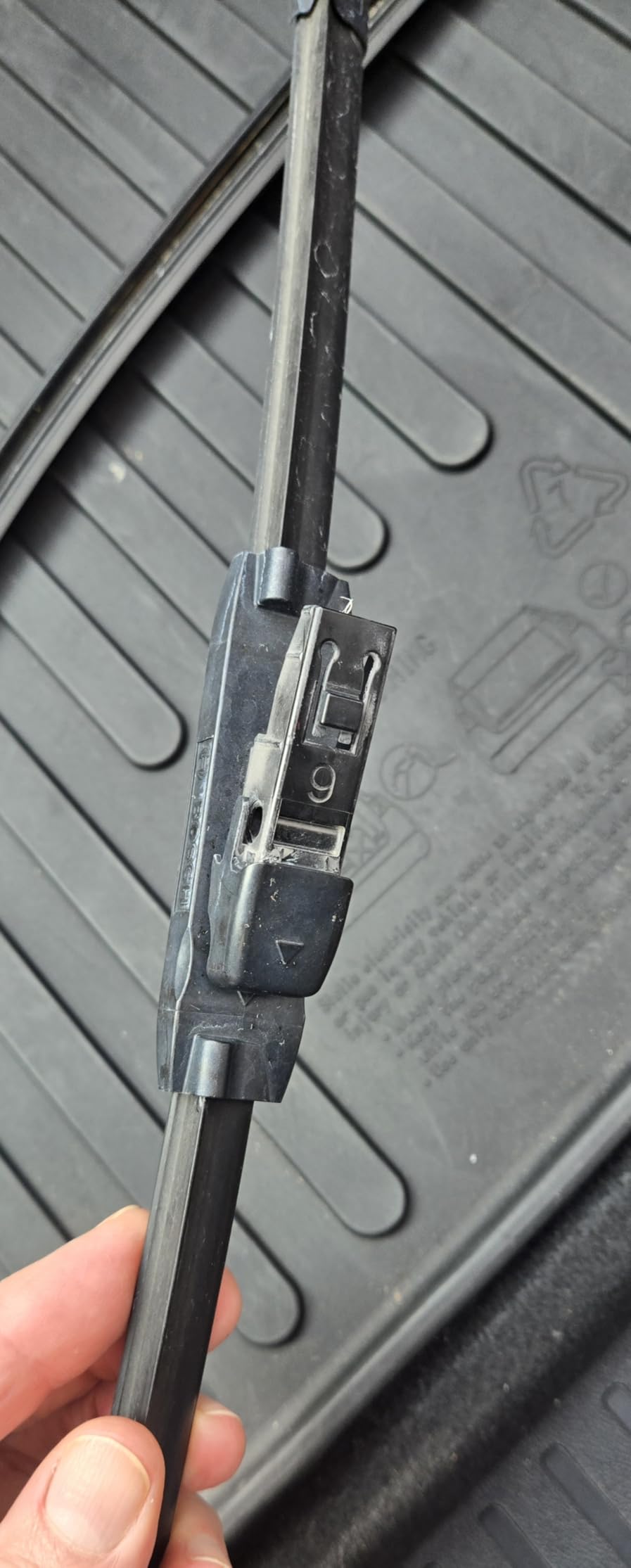 BOSCH 3397014398 AeroTwin OE Replacement Wiper Blades Driver & Passenger Side - Set of 2 (24