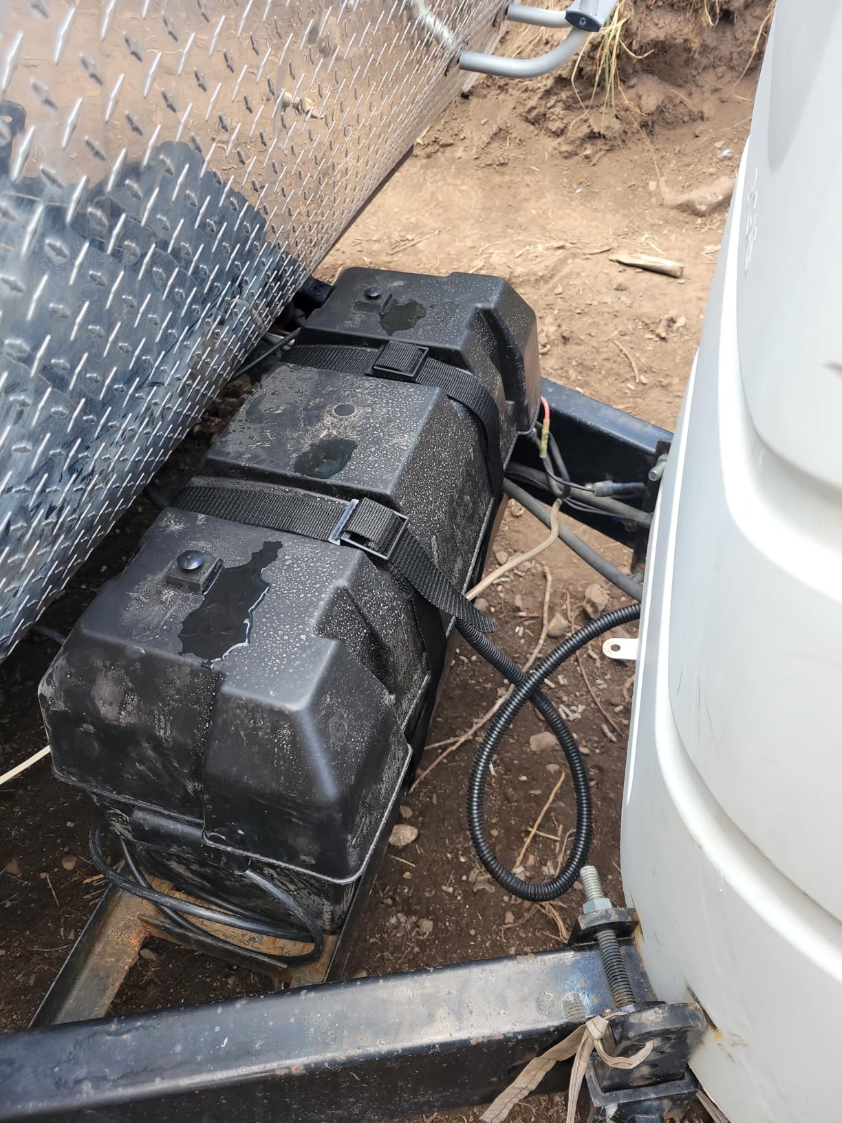 Camco Double Battery Box - Safely Stores RV, Automotive, and Marine Batteries - Features a Heavy-Duty Corrosion-Resilient Polymer Construction and Measures Inside 21-1/2