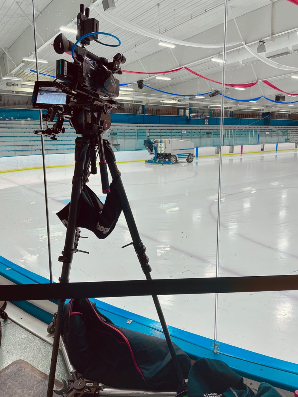 Amazon Basics Premium Crowd Control Stanchions with 6.5 ft Retractable Belt, Easy Assembly, Sturdy, Black, Pack of 2 customer photo 1