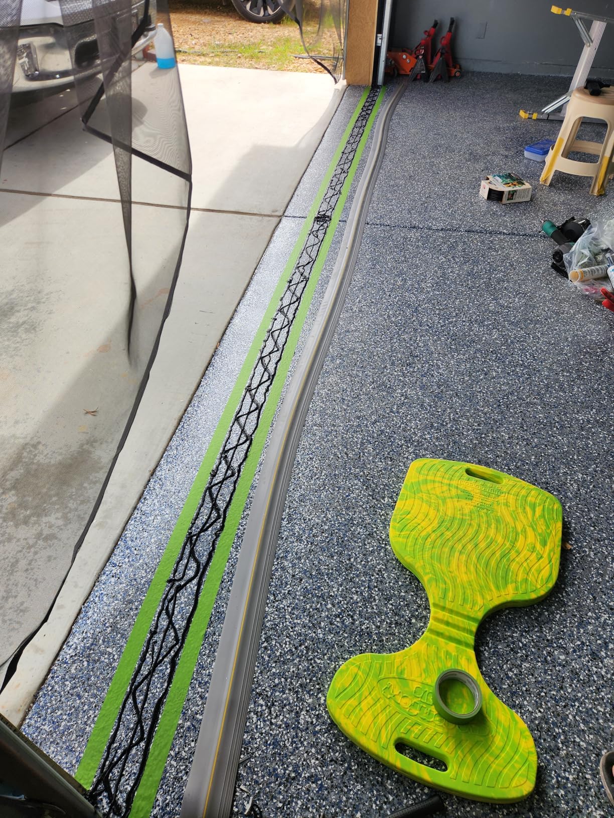 ToLanbbt 20Ft/6M Universal Garage Threshold Seal Strip with 300ml Black Sealants/Adhesives, Garage Door Bottom Weatherproof Strip Rubber DIY Weather Stripping Replacement (Black+Yellow) customer photo 1