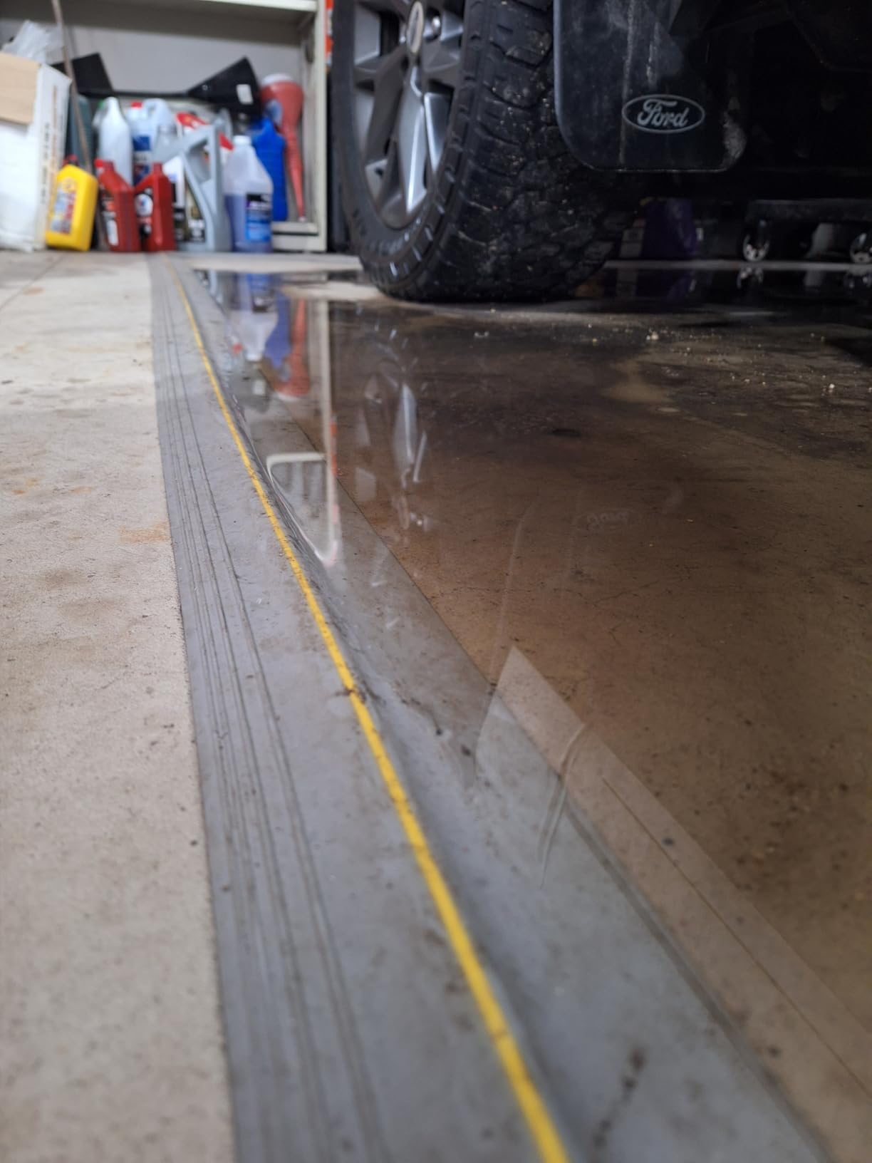 ToLanbbt 20Ft/6M Universal Garage Threshold Seal Strip with 300ml Black Sealants/Adhesives, Garage Door Bottom Weatherproof Strip Rubber DIY Weather Stripping Replacement (Black+Yellow) customer photo 2