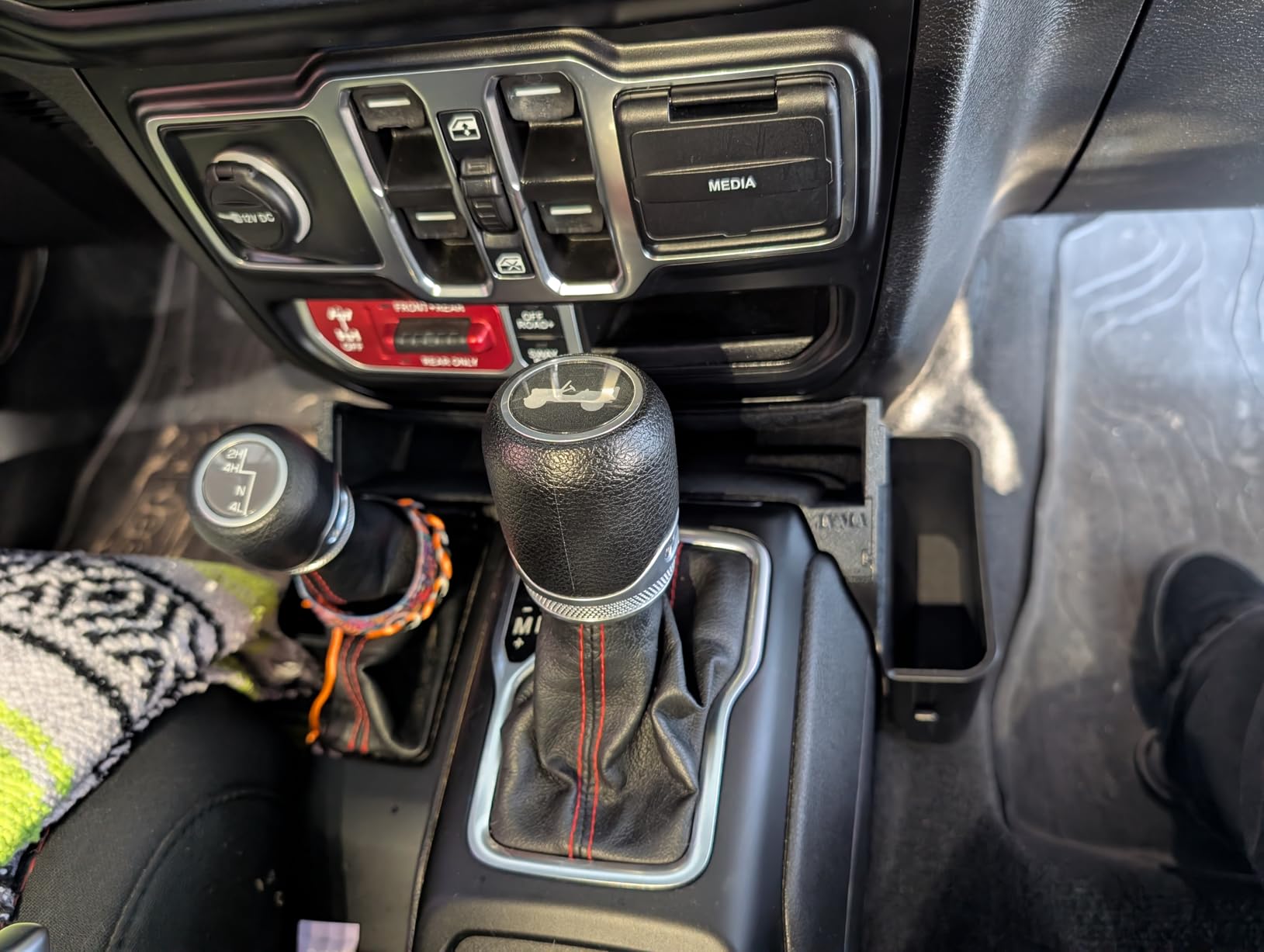 JVMA Center Console Organizer Gear Shift Tray for Jeep Gladiator Accessories and Jeep Wrangler JL JLU 2026 2025 2024-2018 Rubicon Sahara 4xe Storage Box Hook (US Patent) Interior customer photo 1