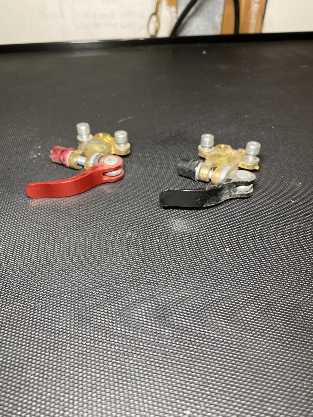 SINGARO Car Battery Terminal Clamp Connector, 4 Way Positive and Negative Pole Quick Release Terminal Clip, Applicable to SAE/JIS A Type Post, Compatible with Cars, Trucks and More (Gold-B) customer photo 1