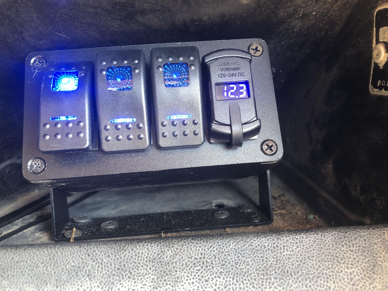 Joinfworld 6 Gang Rocker Switch Box Waterproof 12V SPST ON/Off LED Light Bar Switch Panel with Dual USB Outlet PD3.0 & QC3.0 Car USB Port for Boat Marine Automotive Car Truck RV UTV customer photo 1