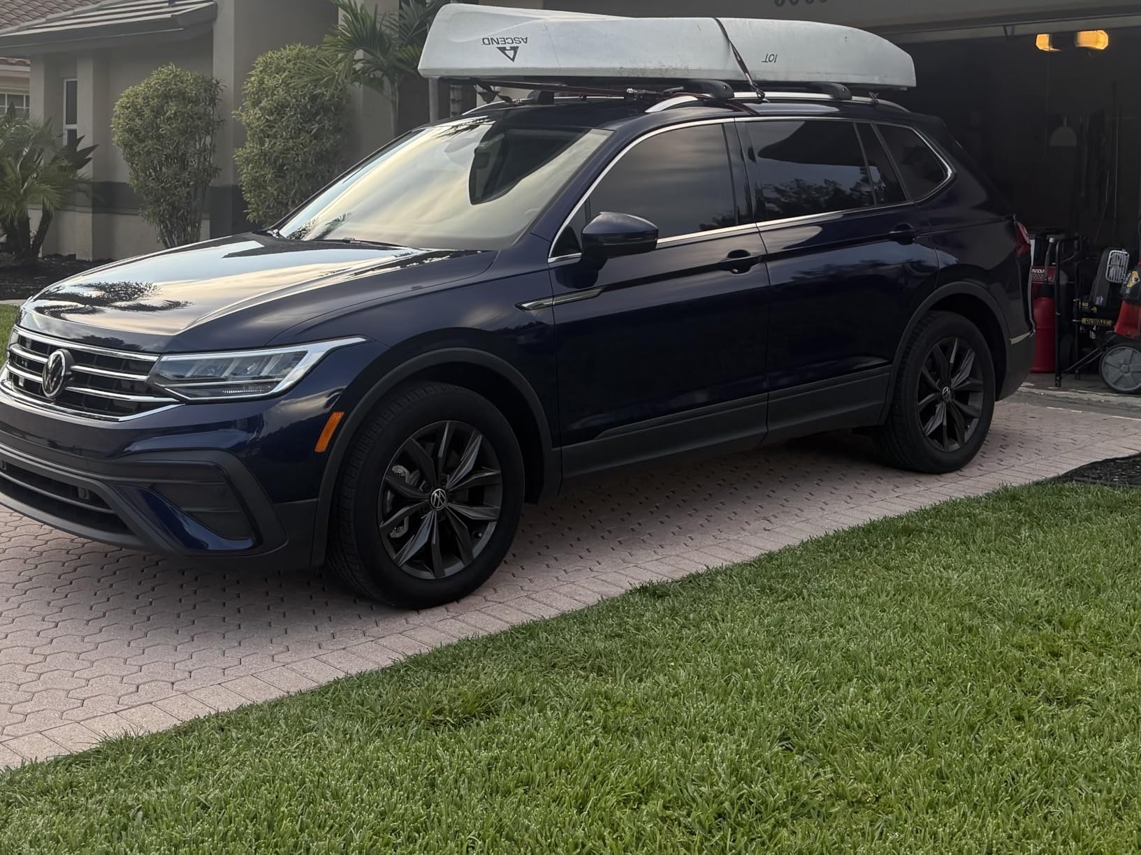 300lbs Lockable Roof Rack Cross Bar Fit for Volkswagen VW Tiguan 2018-2026 (Not for Limited) & Taos 2022-2026, Aluminum Roof Rails Crossbars for Cargo Bars Luggage Bike Kayak Rack customer photo 2