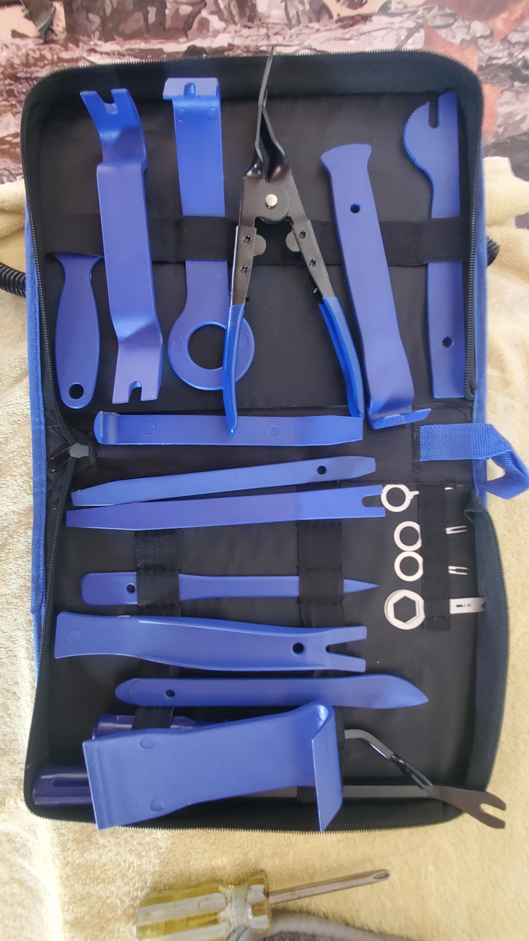 GOOACC 19Pcs Trim Removal Tool Set Panel Fastener Clips Removal Automotive Plastic Upholstery Pliers Removal Install Removal Car Tool with Storage Bag for Trim Panel Audio Clip Pliers Terminal-Black customer photo 1
