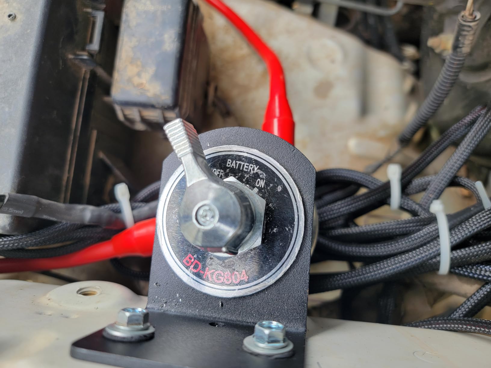 Joinfworld 12V Battery Disconnect Switch with Side Post Mounting Bracket, 200A High Current Battery Cut Off Switch Heavy Duty 48V Master Switch for Car Boat RV ATV UTV Vehicles customer photo 2