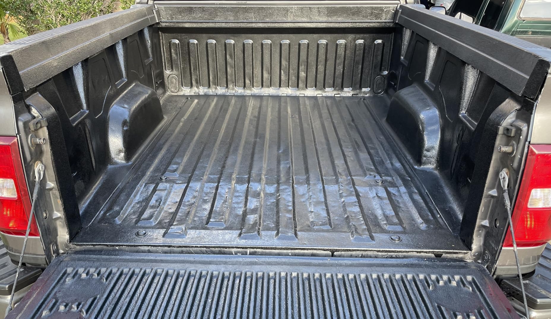 Rust-Oleum 382628 Automotive All-In-One Truck Bed Coating Kit, Gallon, Textured Black customer photo 1