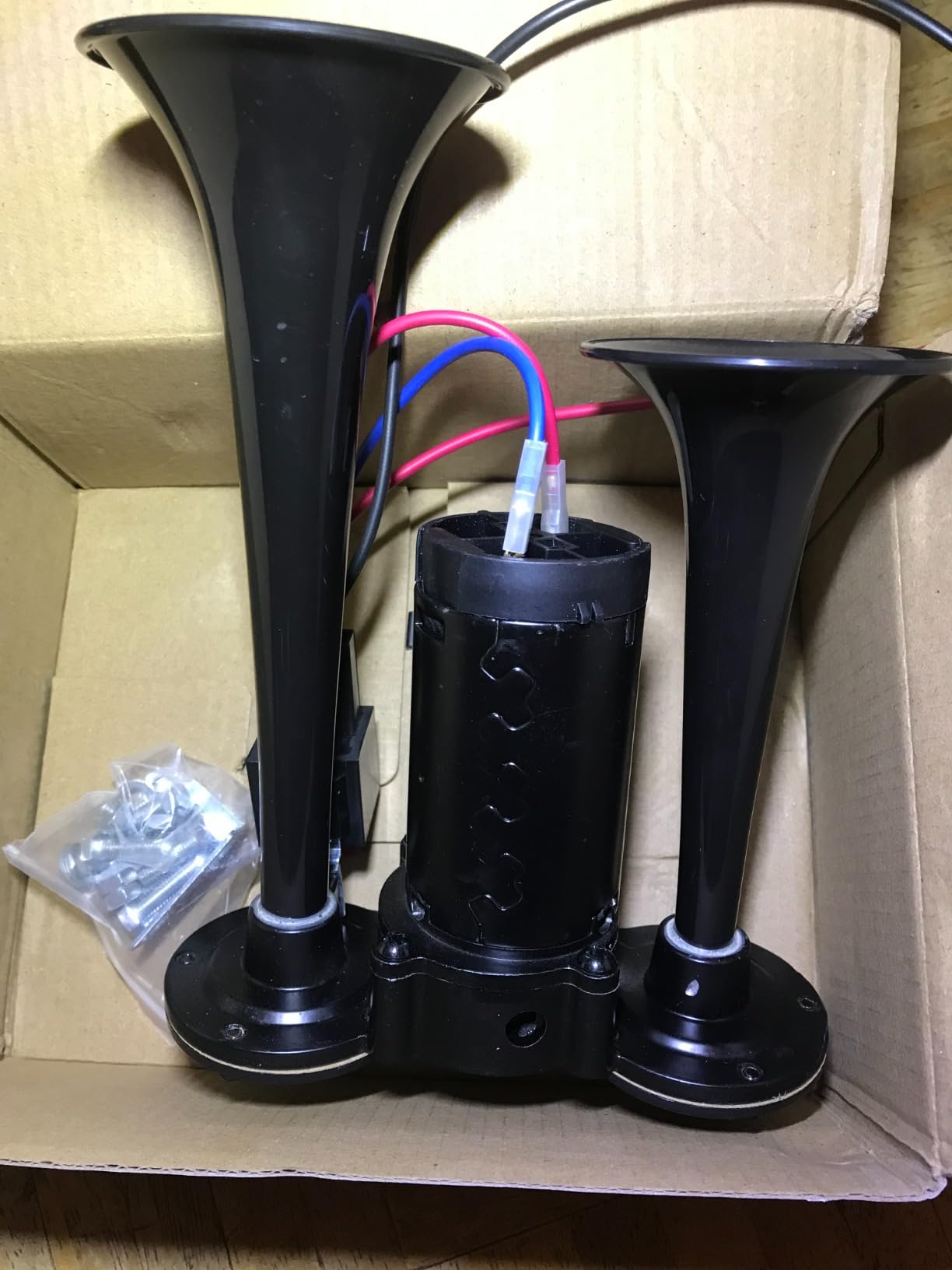 12V 600DB Car Air Horn, Super Loud Air Horn for Truck, Dual Electric Air Horns Kit for Vehicles- With Compressor, Applicable for Cars, SUVs, Motorcycles, Tractors (Black) customer photo 1