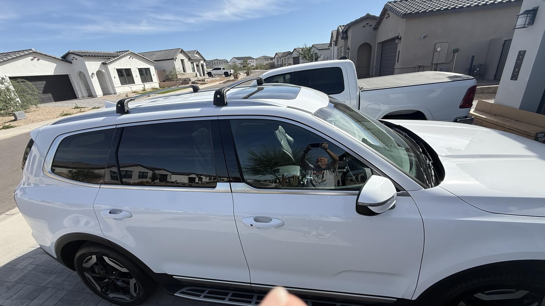 FengYu Lockable Roof Rack Cross Bars Compatible with 2021-2026 KIA Sorento & Sorento Hybrid with Flush Side Rails,220lb Heavy Duty Aluminum Roof Rails Crossbars Cargo Bars Canoe Rooftop Black Luggage customer photo 2