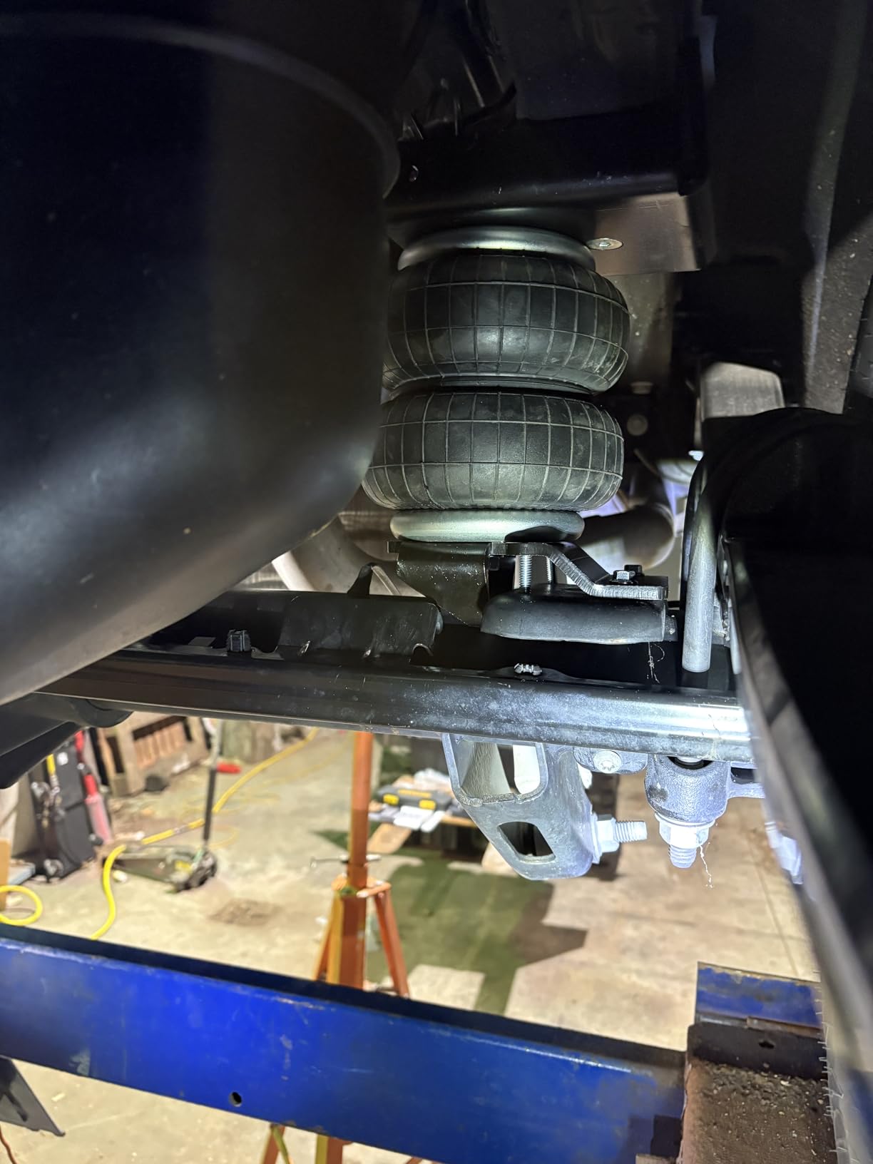 RETRUE Rear Air Bags Suspension Kit Compatible with 2019-2026 Chevrolet Chevy Silverado GMC Sierra 1500 Truck Towing, 5000 Lbs of Load Leveling Capacity, Replacement for Firestone 2609 customer photo 2