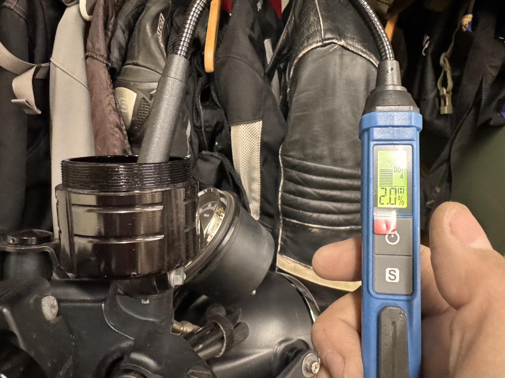 TESMEN TBF-200 Brake Fluid Tester with 8.5-Inch Corrosion Resistance Gooseneck Probe, High-Precision Brake Fluid Tester Pen with Data Hold, 3 Colors Backlight Alarm for DOT3, DOT4, DOT5.1-Blue customer photo 2