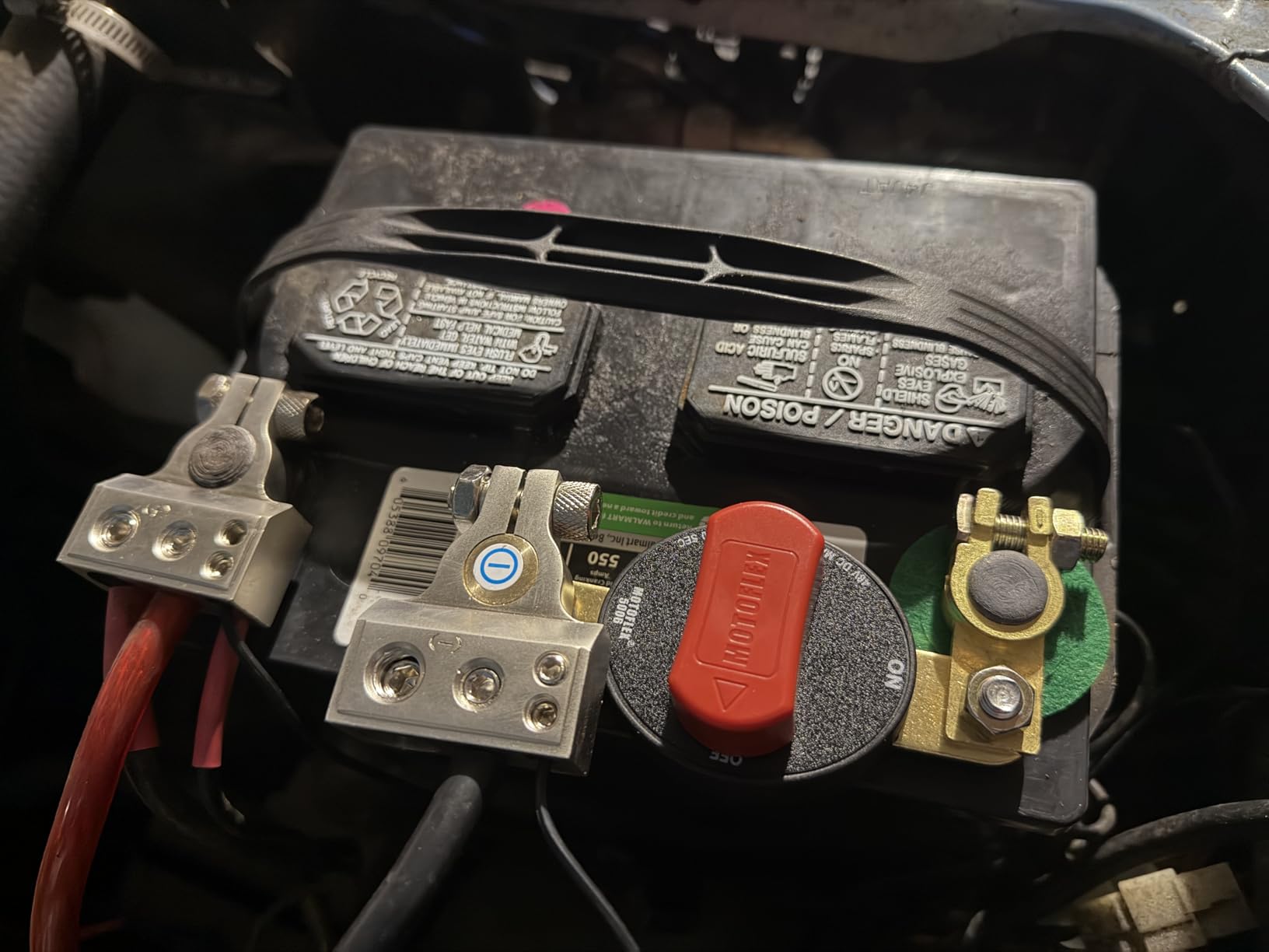 Battery Disconnect Switch 12V-48V Top Post Battery Quick Disconnect, Battery Cut Off Switch for Car Truck RV Boat Heavy Duty 300A/900A (Compact Size, On/Off, Removable Knob) customer photo 1