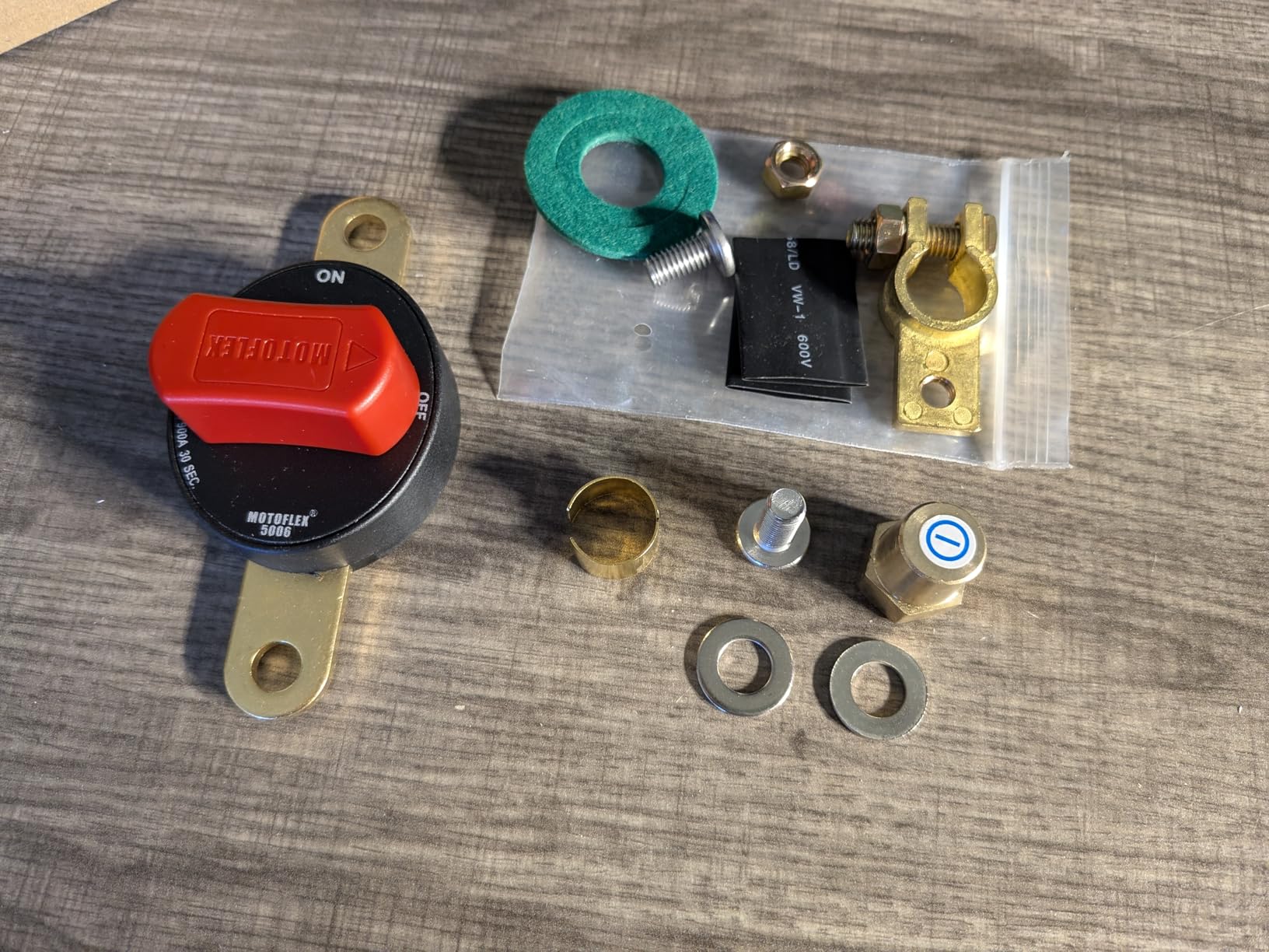 Battery Disconnect Switch 12V-48V Top Post Battery Quick Disconnect, Battery Cut Off Switch for Car Truck RV Boat Heavy Duty 300A/900A (Compact Size, On/Off, Removable Knob) customer photo 2