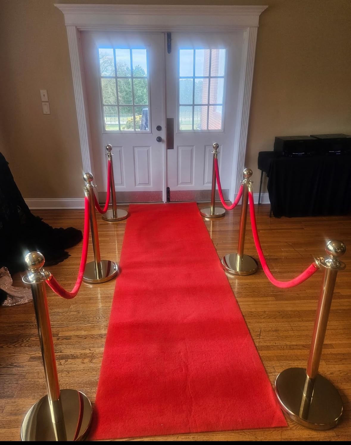VEVOR Stanchions and Velvet Ropes 6Pcs, Hollow Base with Stainless Steel Post, 4 Red Velvet Ropes and Posts, Crowd Control Barriers Gold Stanchions customer photo 1