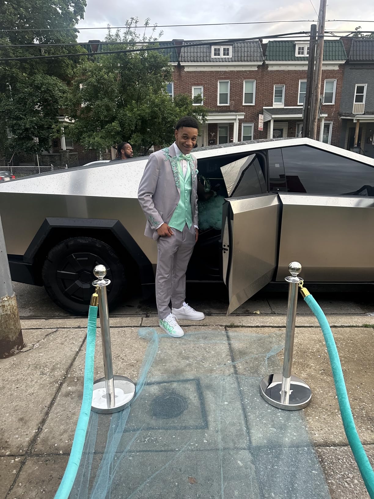 VEVOR Stanchions and Velvet Ropes 6Pcs, Hollow Base with Stainless Steel Post, 4 Red Velvet Ropes and Posts, Crowd Control Barriers Gold Stanchions customer photo 2