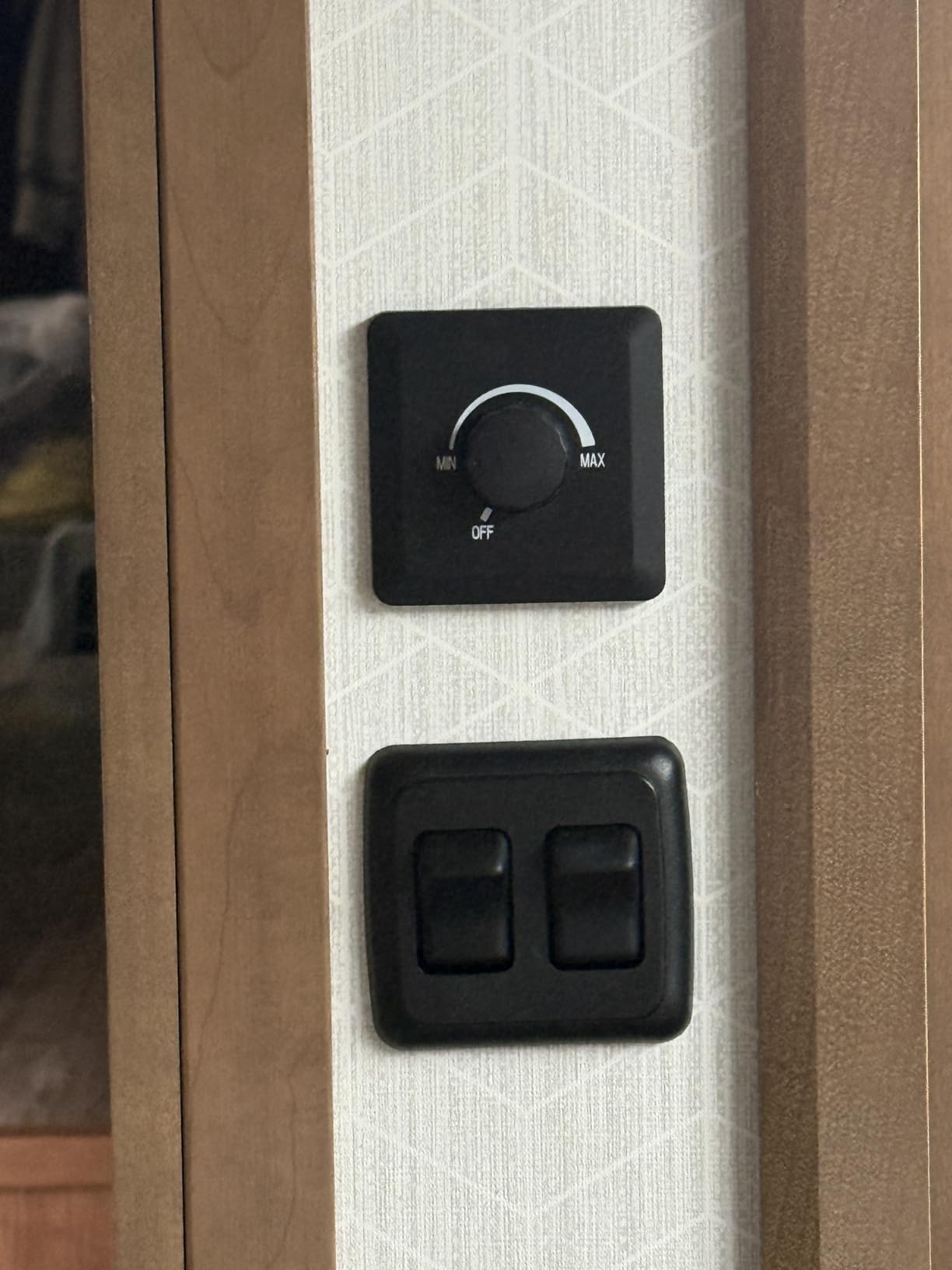 GZV 12V Dimmer Switch, 200W PWM Dimmer Switch - Adjustable Brightness for LED, Halogen, Incandescent & Strip Lights - Compatible with RV, Auto, Truck, Marine, Black customer photo 1