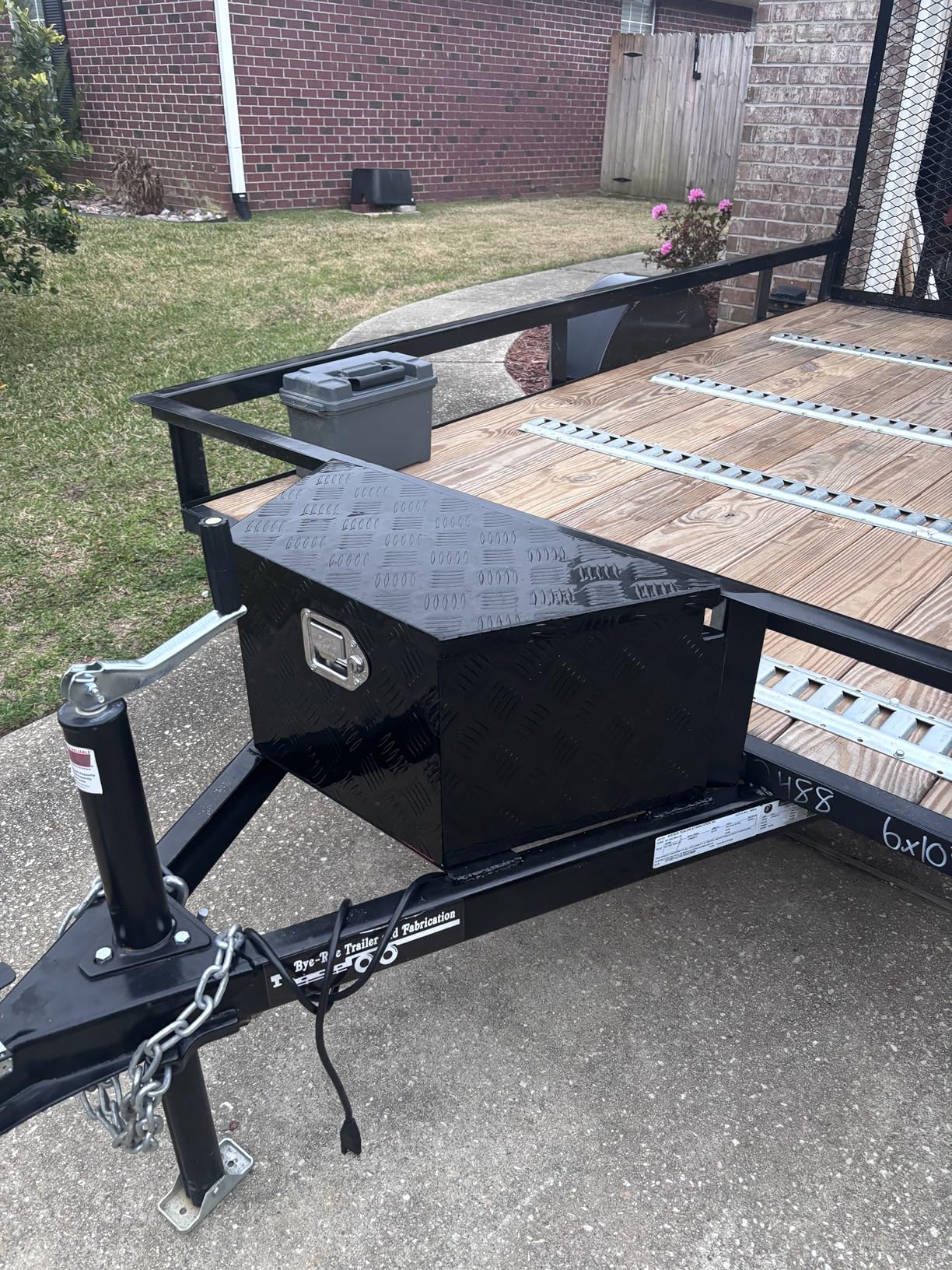 VEVOR Trailer Tongue Box, Heavy Duty Trailer Tongue Tool Box Storage Organizer with Lock & Keys, Utility Tool Chest for Pickup Truck Bed, RV, SUV, Off-Road Vehicle, Aluminum, 26