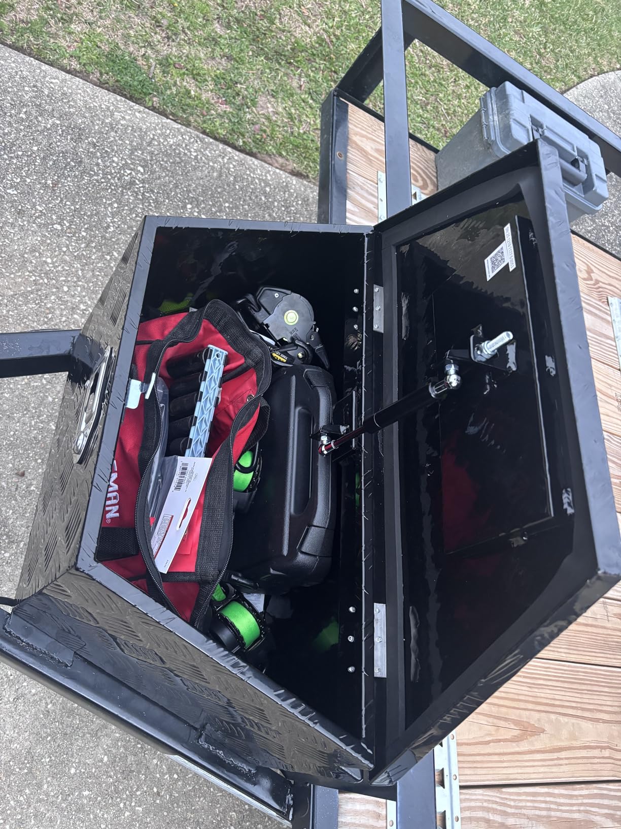 VEVOR Trailer Tongue Box, Heavy Duty Trailer Tongue Tool Box Storage Organizer with Lock & Keys, Utility Tool Chest for Pickup Truck Bed, RV, SUV, Off-Road Vehicle, Aluminum, 26