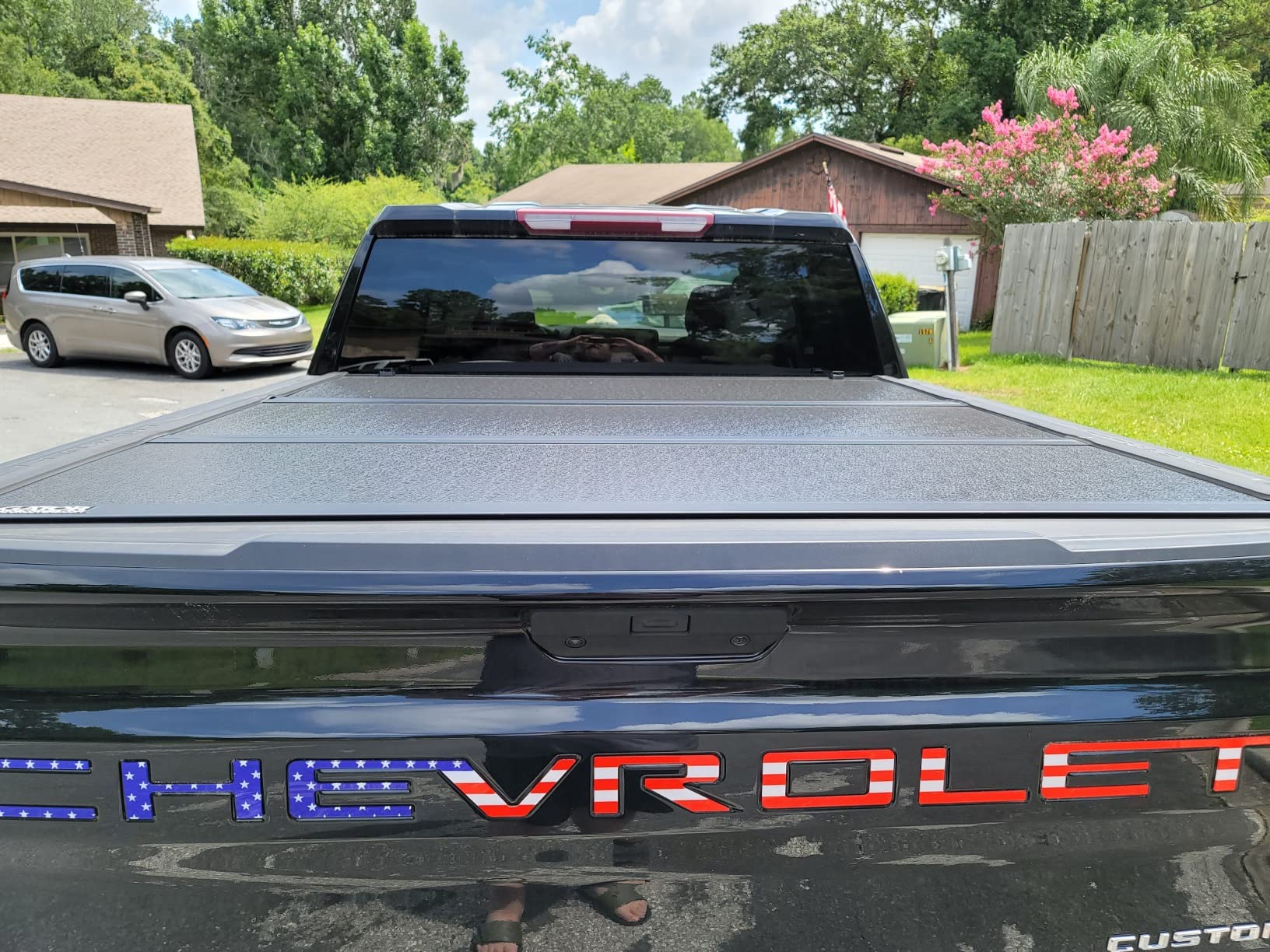 Gator EFX Hard Tri-Fold Truck Bed Tonneau Cover - Secure Cargo Protection - Sleek Low-Profile Tri-Fold Design - Fits 2019-2025 Chevy/GMC Silverado/Sierra - 5'10