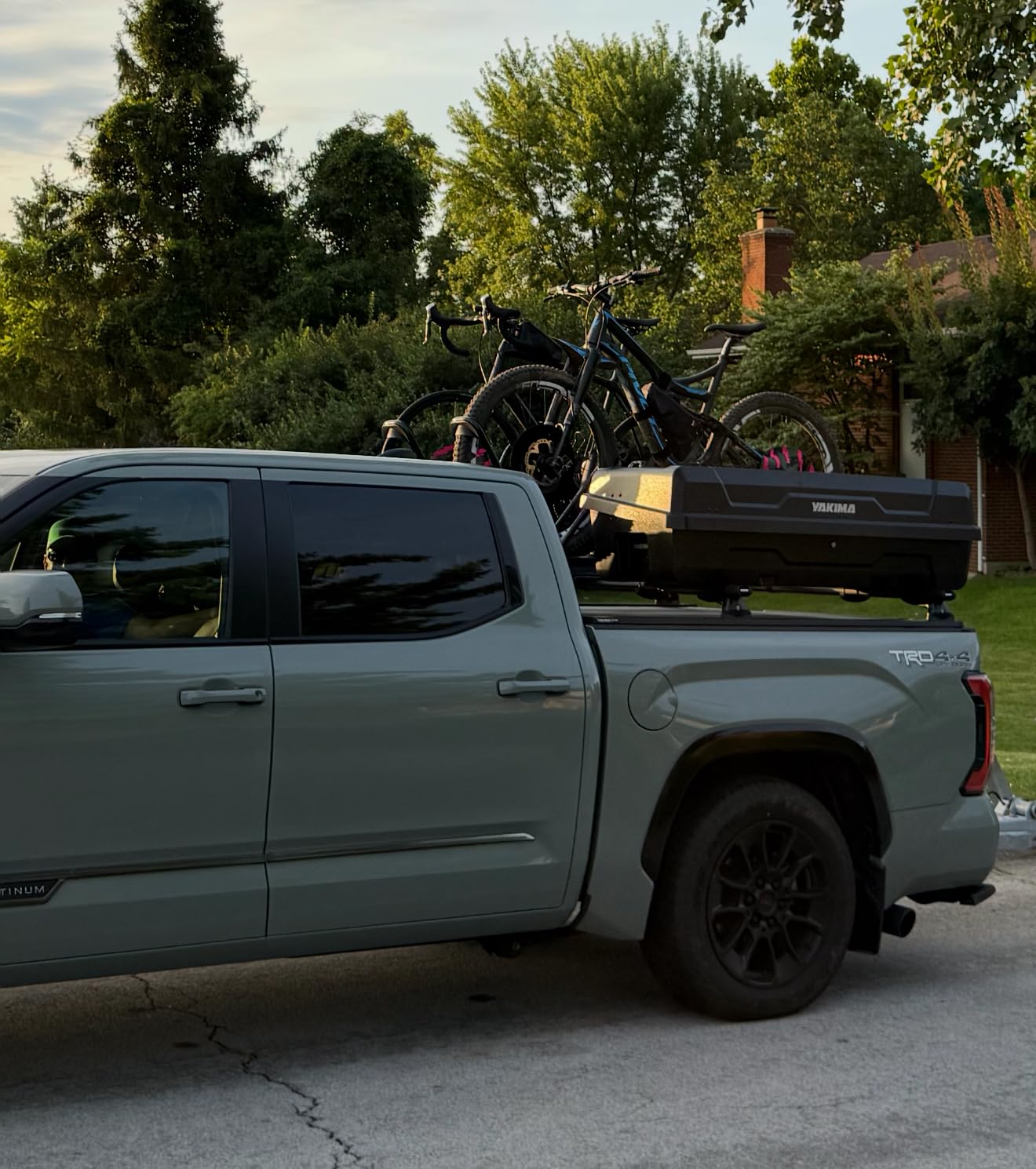 Yakima Hard Shell Cargo Box, Vehicle Rooftop Travel & Storage Gear Case, Carrier for Cartop or Truck Bed, 10 Cubic Feet, DeepSpace 10, Black customer photo 2