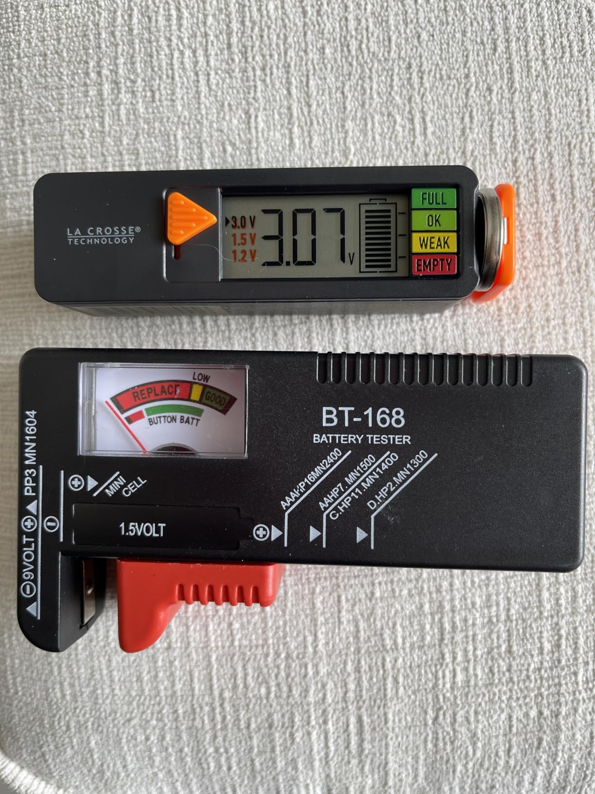 La Crosse 911-65557-INT Portable Digital Battery Tester, Black customer photo 1
