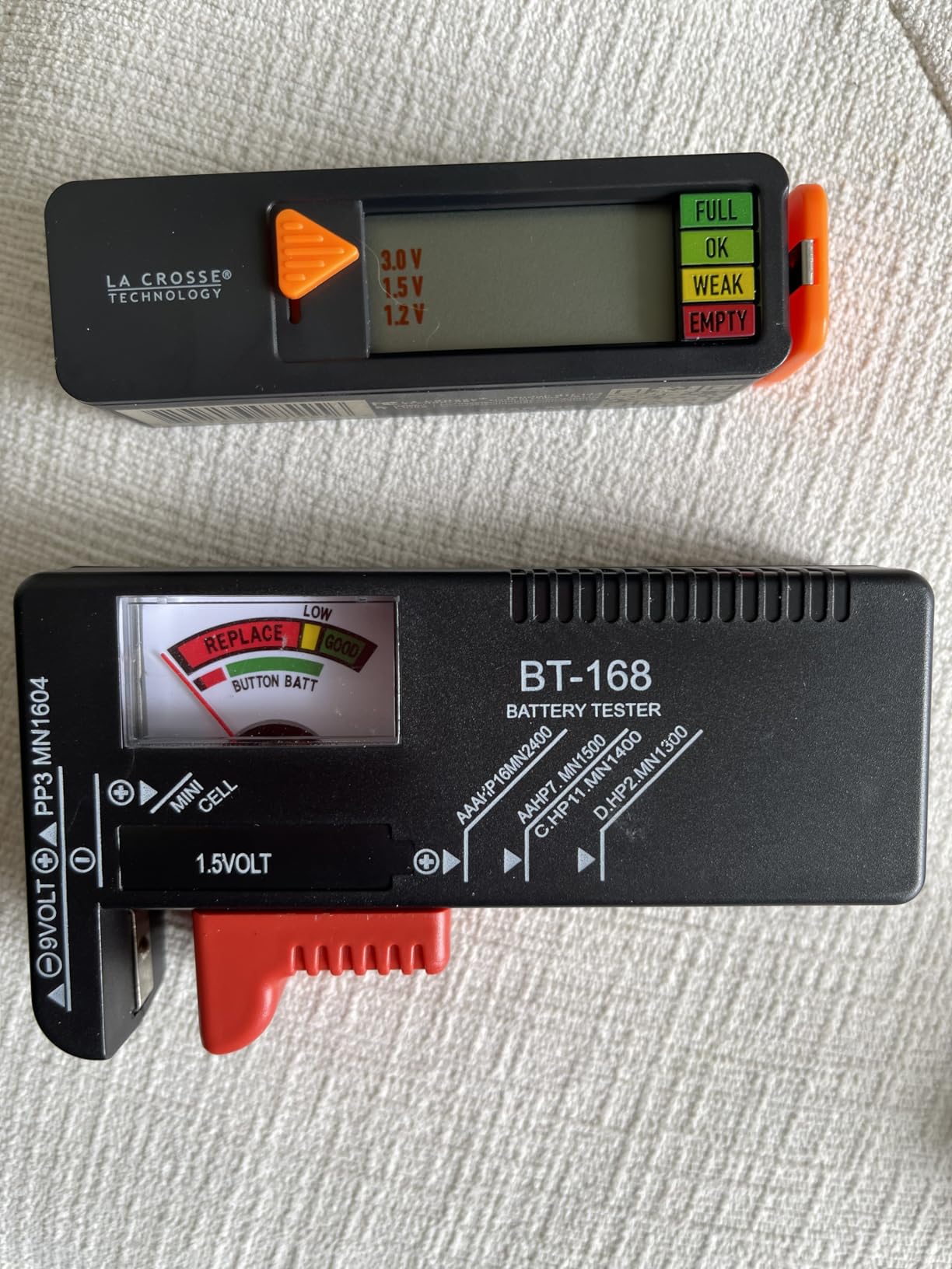 La Crosse 911-65557-INT Portable Digital Battery Tester, Black customer photo 2