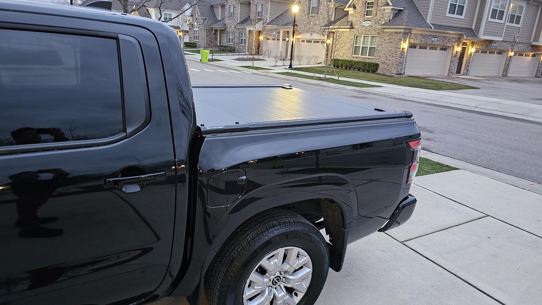 Syneticusa Retractable Nissan Frontier Bed Cover for 2005-2026 (5 FT) | Hard Aluminum 2025 Nissan Frontier Bed Cover, Lockable, Low Profile Rails, Drainage System, No Drill Install | 5-Year Protection customer photo 2