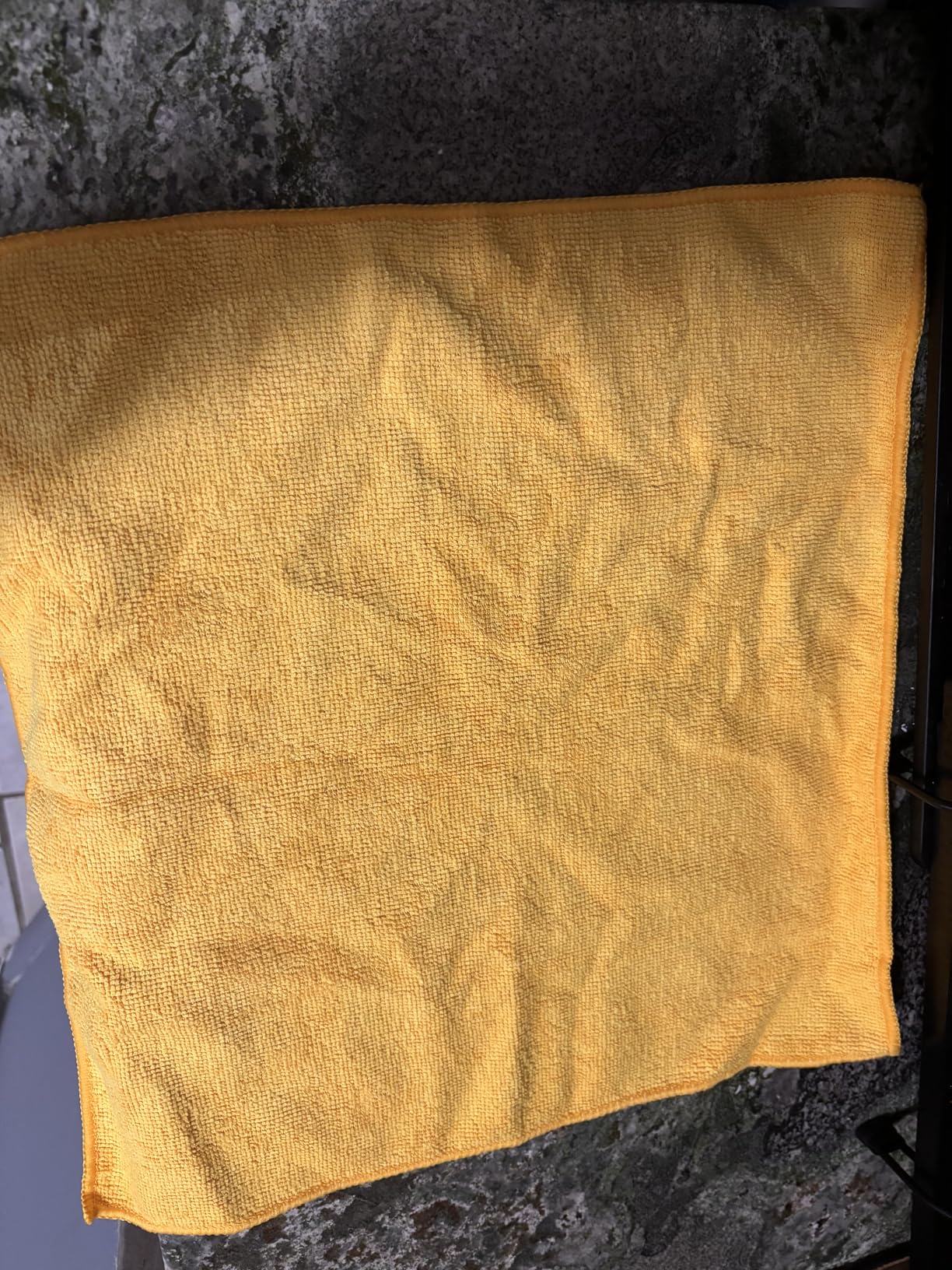 Amazon Basics Microfiber Car Drying Towels, Highly Absorbent, Lint Free, Scratch Free, Ultra-Soft, Car Detailing, Buffing and Polishing, 16