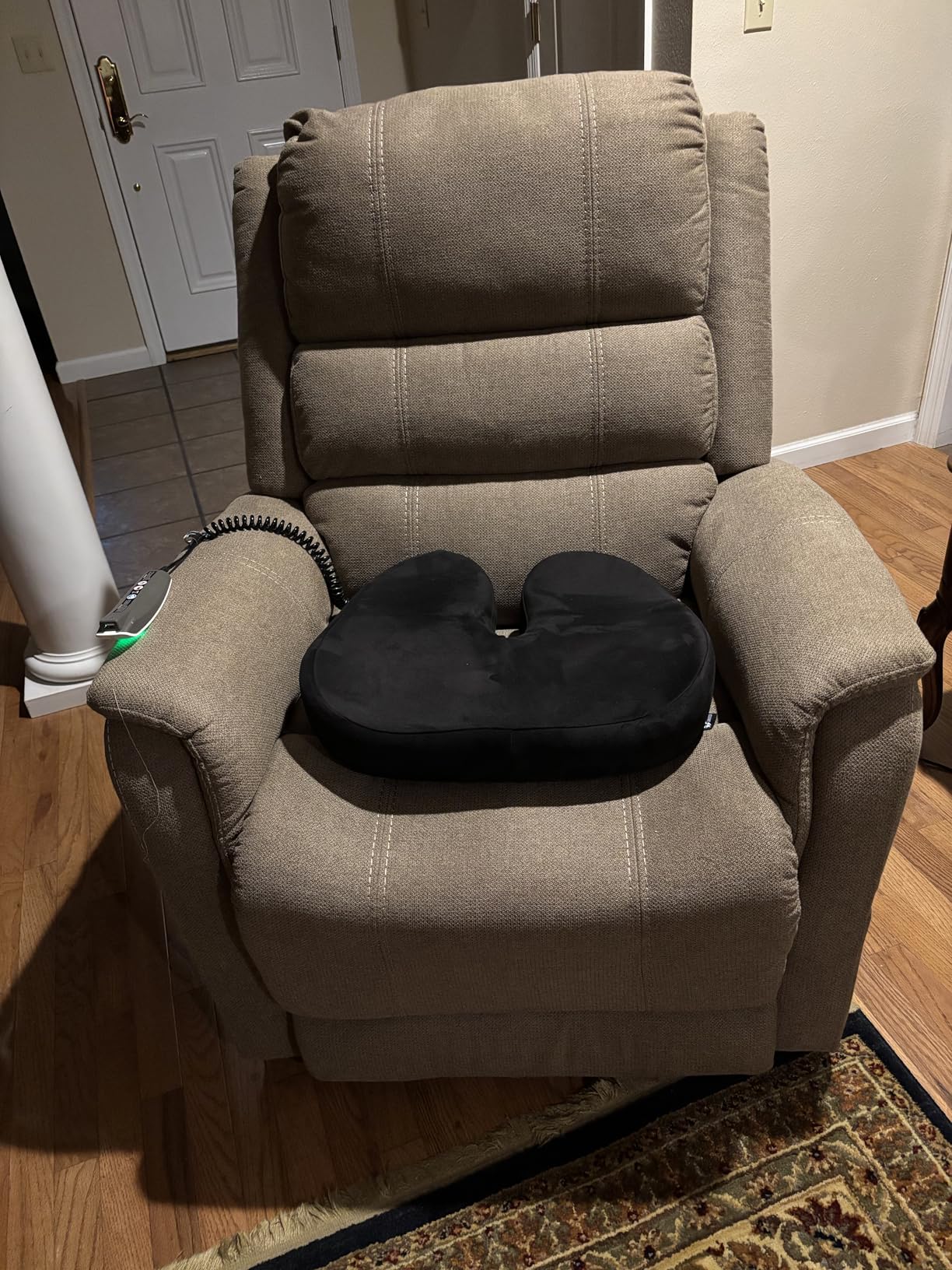 5 STARS UNITED Seat Cushion - Memory Foam&Cooling Gel Chair Cushion for Tailbone Pain Relief - Ergonomic Support for Coccyx, Sciatica & Butt - Office, Desk & Gaming Chair, Car Seat, Wheelchair, Black customer photo 1